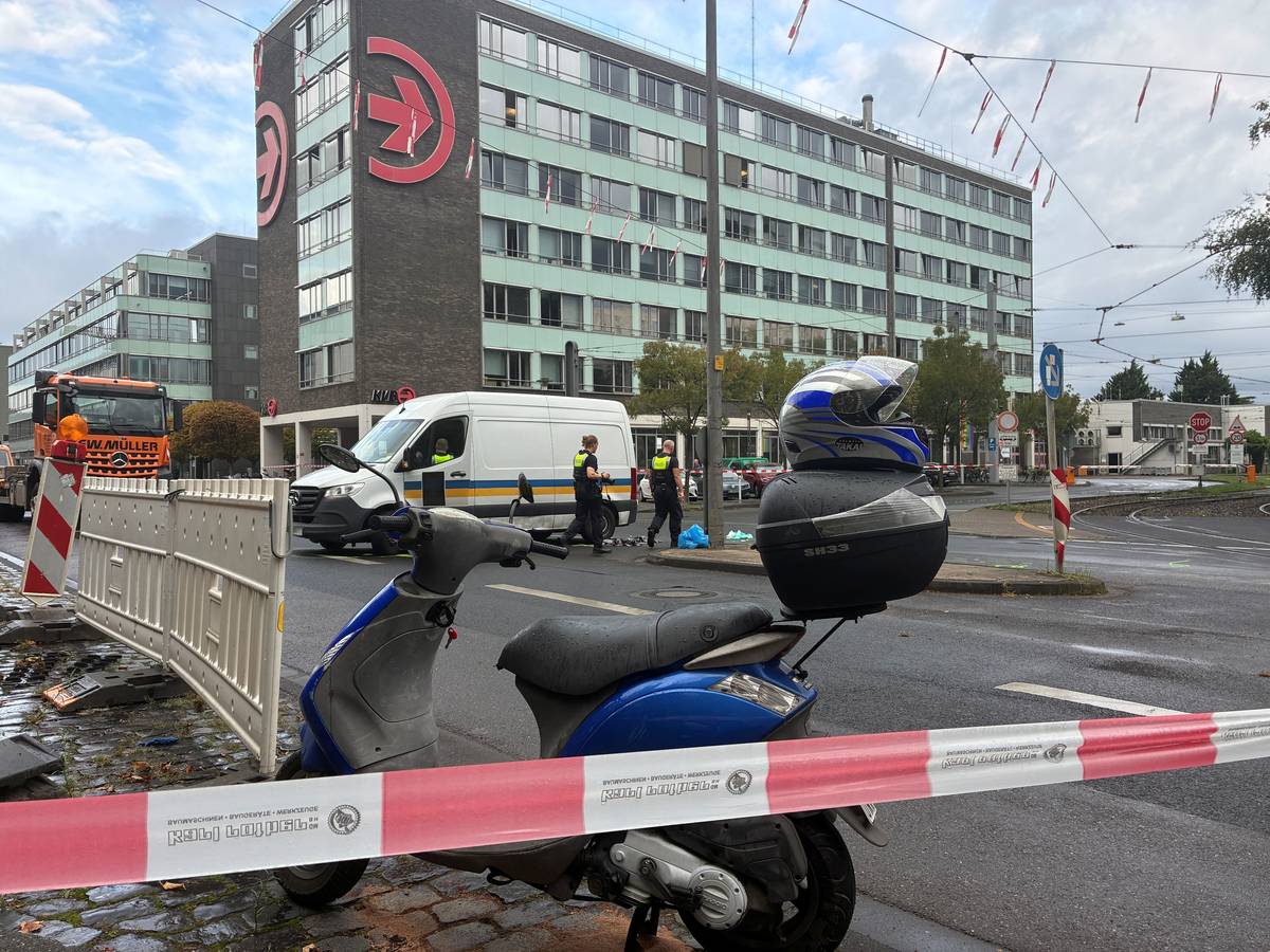 Ein Motorroller steht hinter einem Absperrband der Polizei.