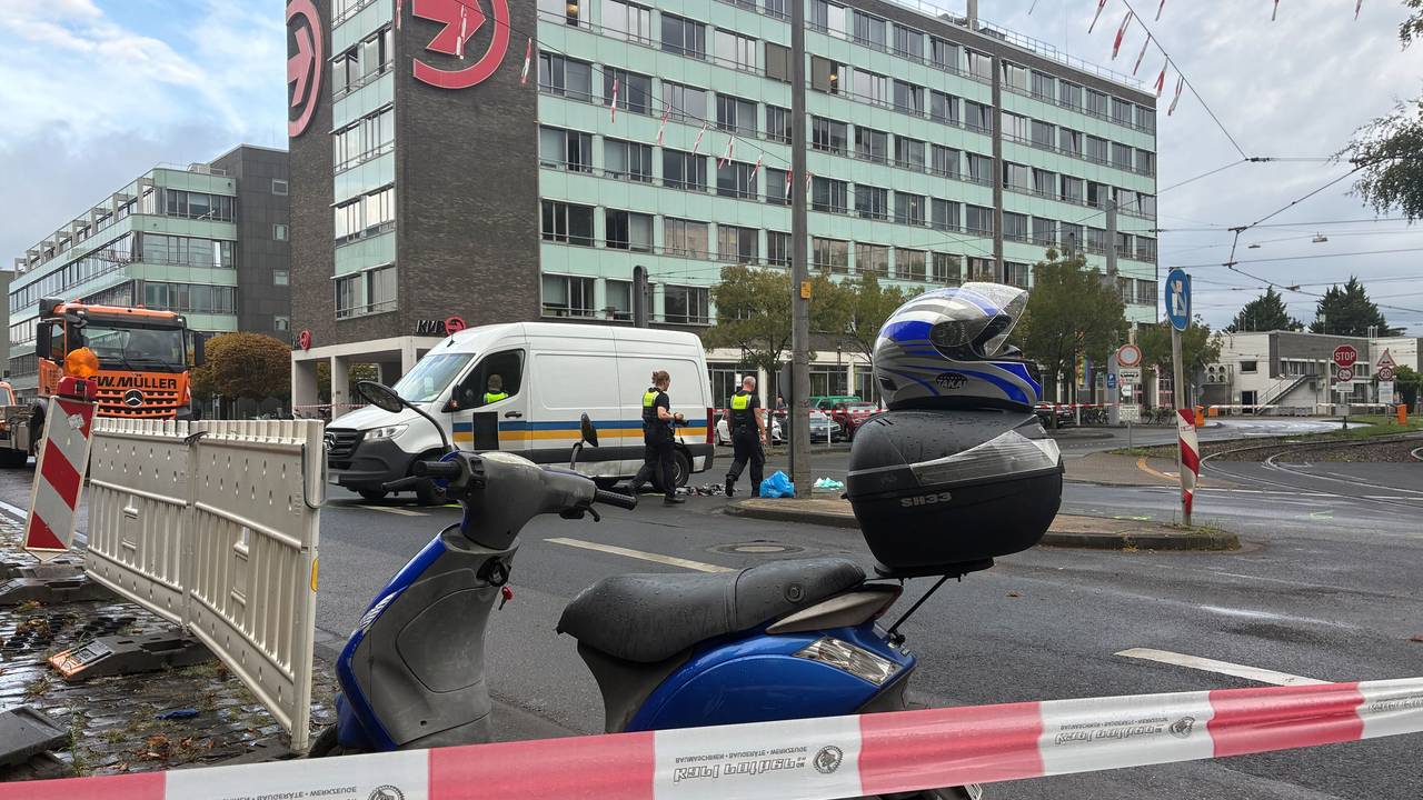 Ein Motorroller steht hinter einem Absperrband der Polizei.