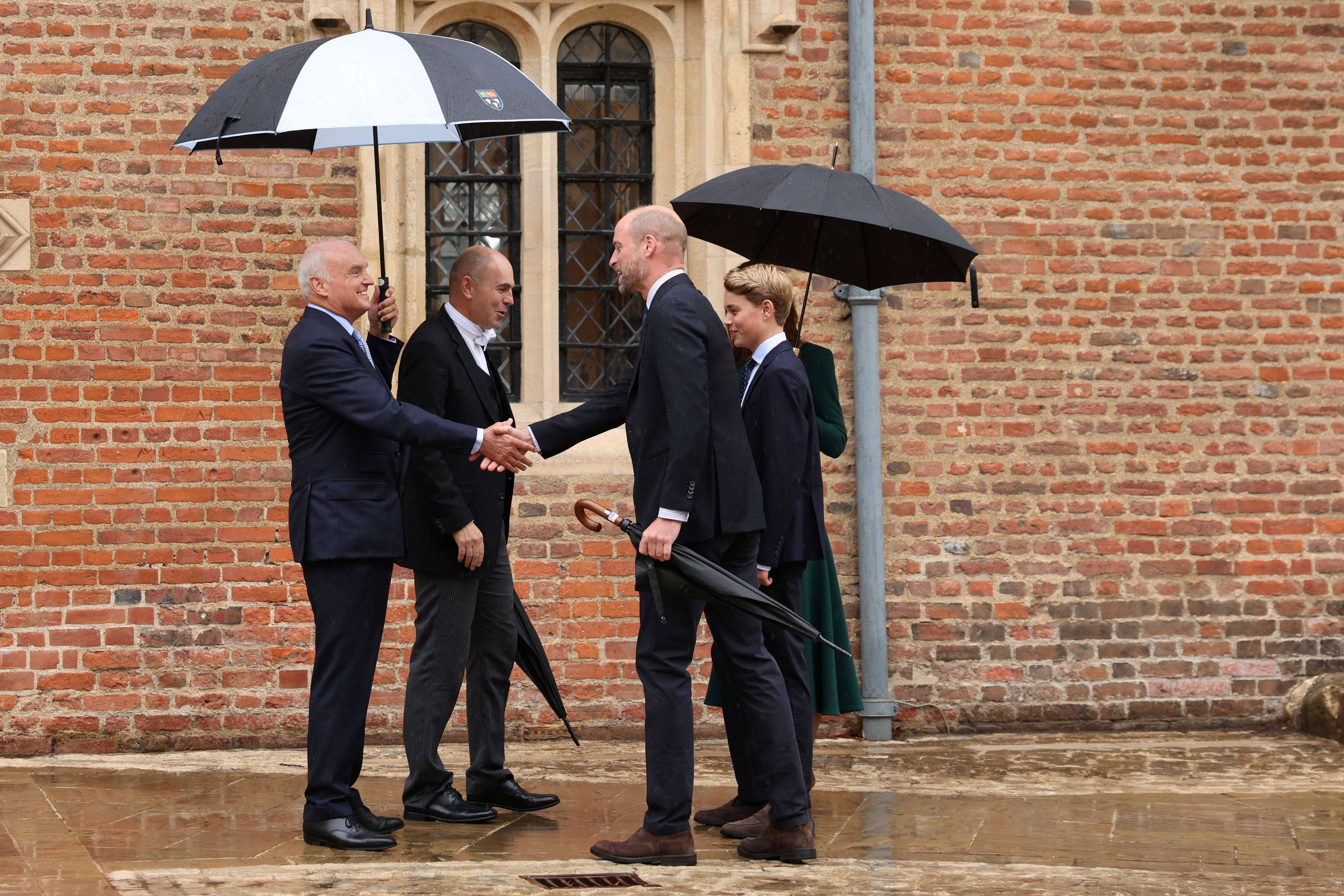 Schulleiter Simon Henderson (2. v. l.) und Provost Nicholas Coleridge (l.) begrüßen Prinz William (vorne r.), Prinzessin Kate (dahinter) und den 13-jährigen Prinz George an dessen erstem Schultag am Eton College.