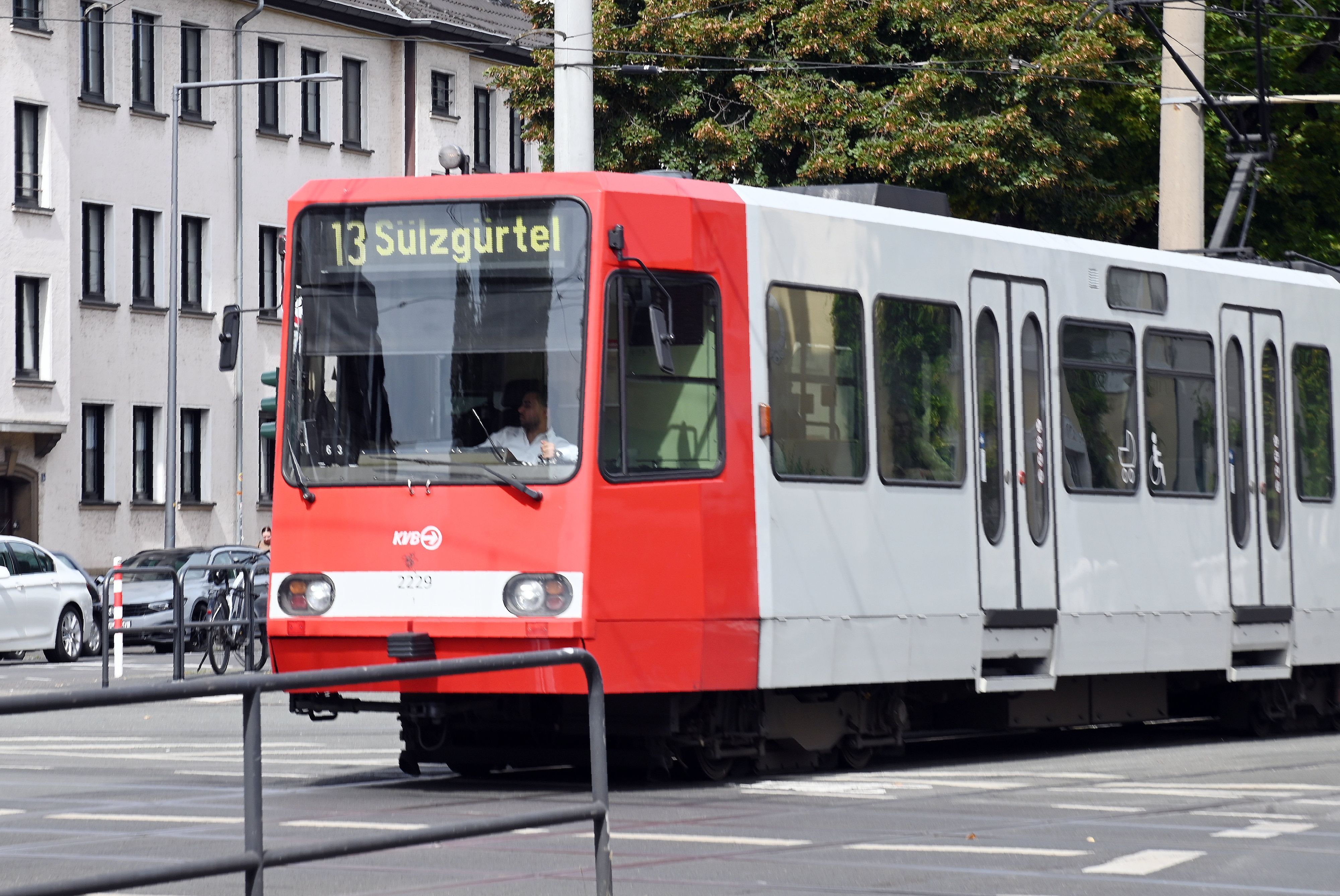 Die Stadtbahn 13 auf dem Weg Richtung Sülzgürtel
