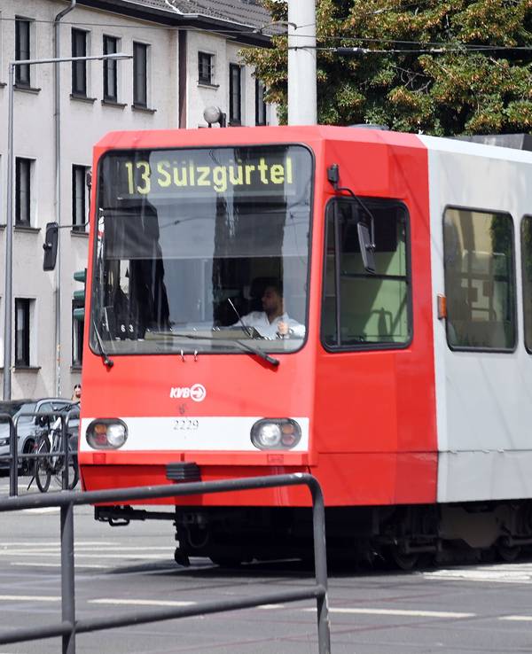 Die Stadtbahn 13 auf dem Weg Richtung Sülzgürtel