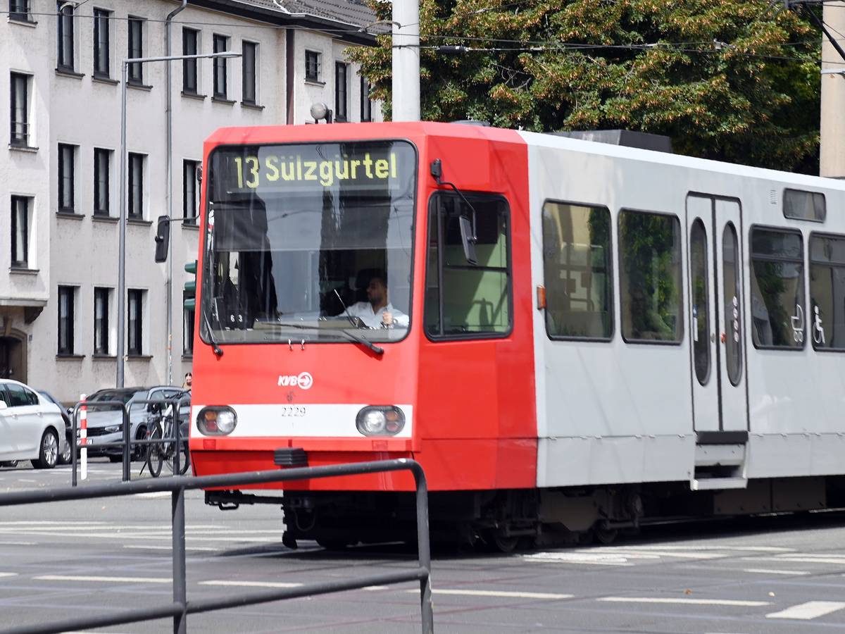 Die Stadtbahn 13 auf dem Weg Richtung Sülzgürtel