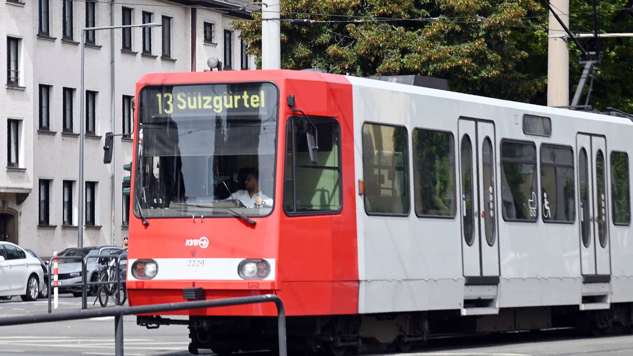 Die Stadtbahn 13 auf dem Weg Richtung Sülzgürtel
