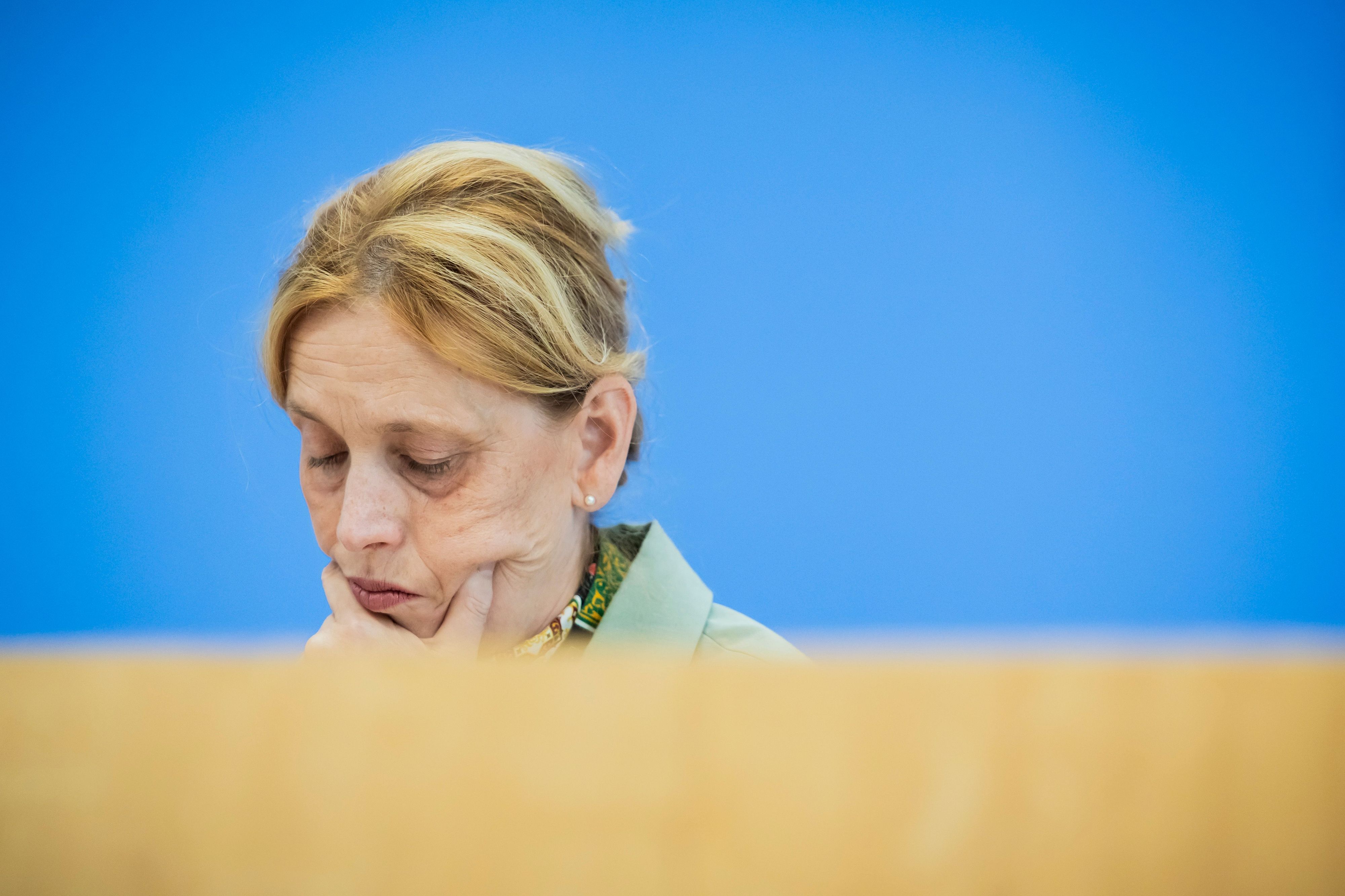 Bildungsministerin Karin Prien (CDU) bei einer Pressekonferenz zur Vorstellung der aktuellen PISA-Studie in der Bundespressekonferenz.