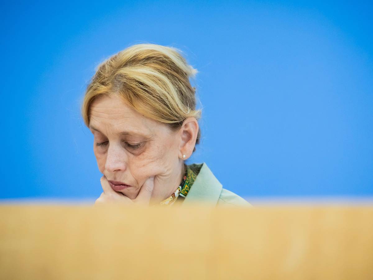Bildungsministerin Karin Prien (CDU) bei einer Pressekonferenz zur Vorstellung der aktuellen PISA-Studie in der Bundespressekonferenz.
