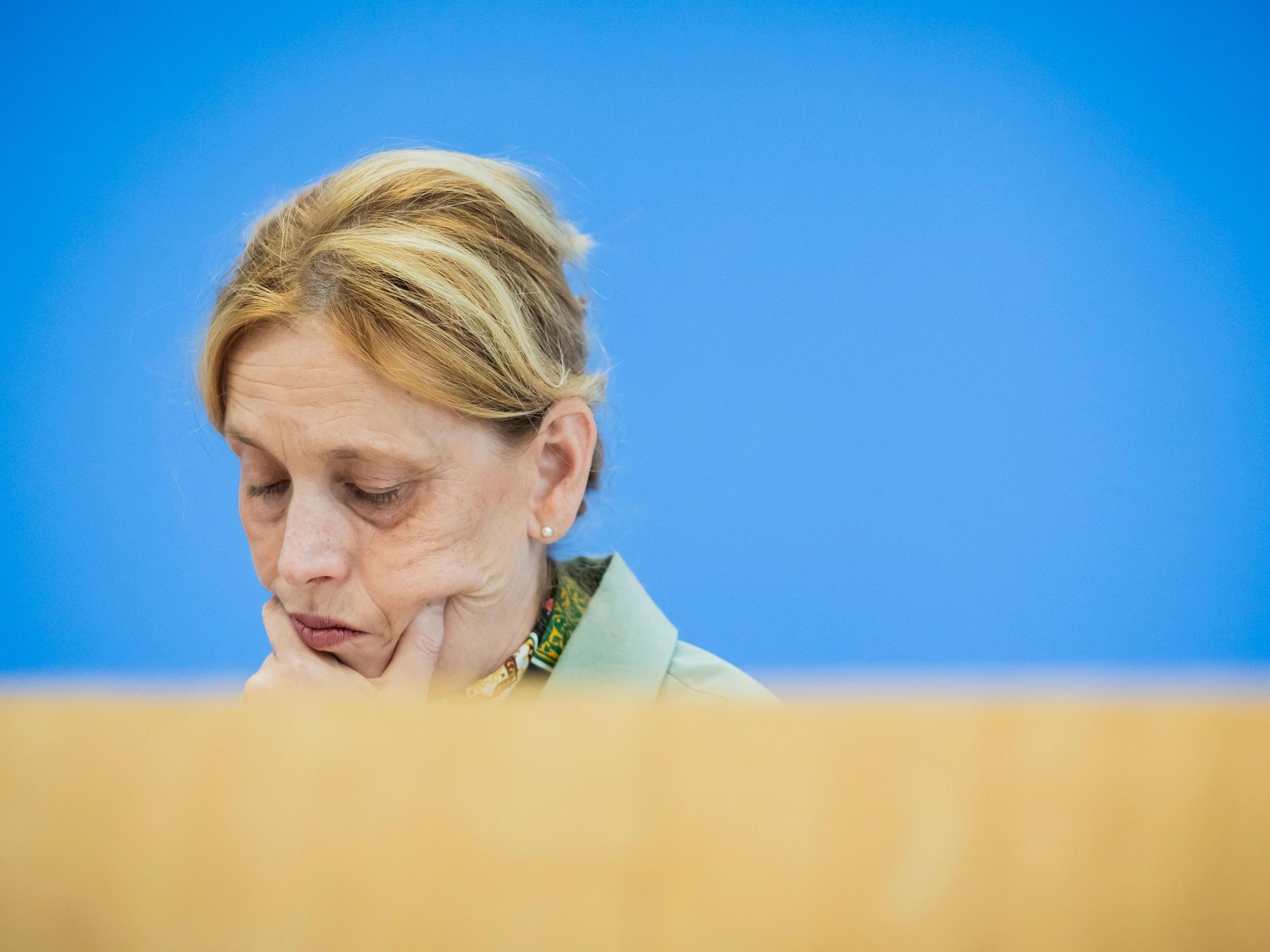 Bildungsministerin Karin Prien (CDU) bei einer Pressekonferenz zur Vorstellung der aktuellen PISA-Studie in der Bundespressekonferenz.