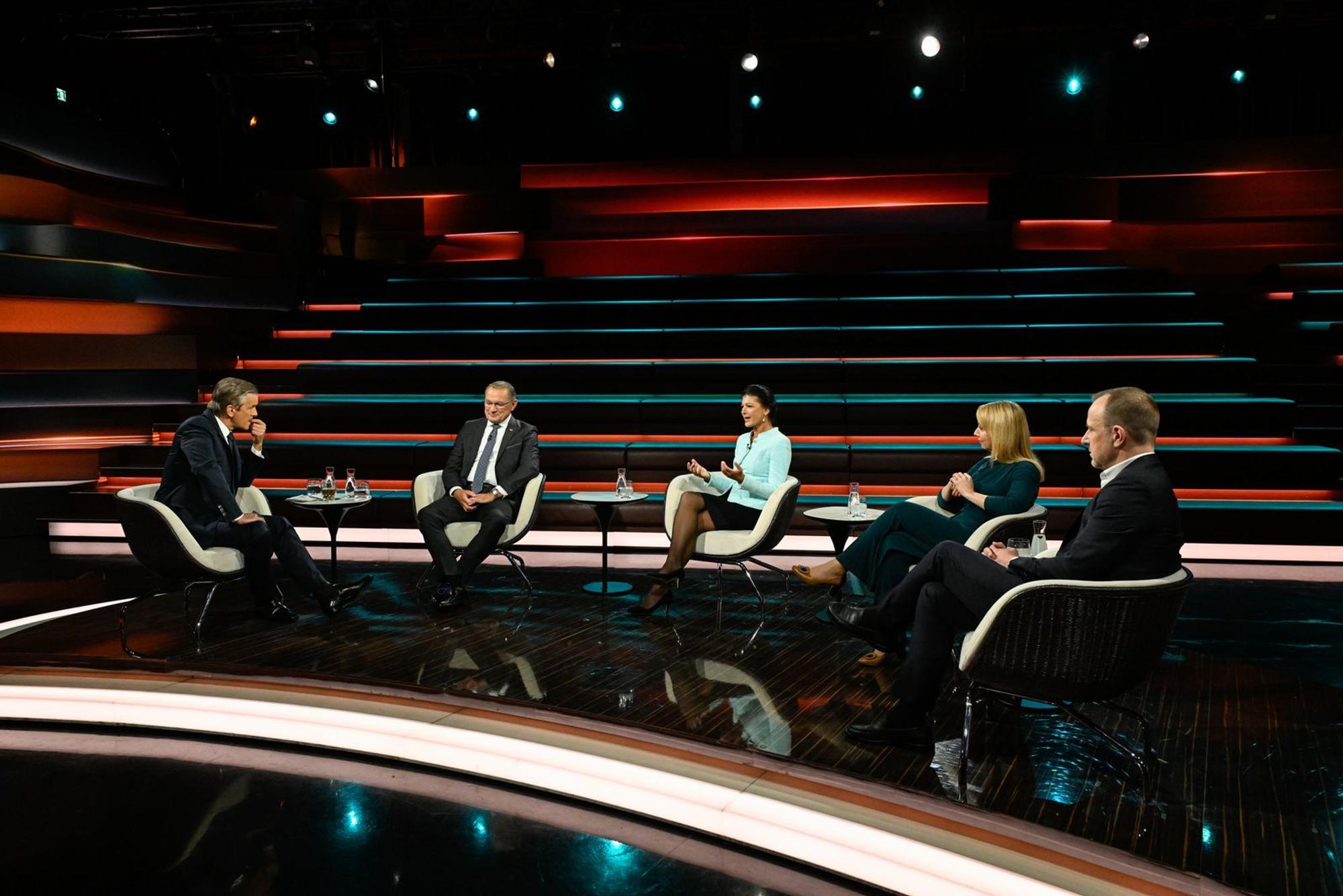 Im ZDF-Talk sprachen, von links: Tino Chrupalla, Sahra Wagenknecht, Melanie Amann und Peter Neumann. (Bild: ZDF / Markus Hertrich)