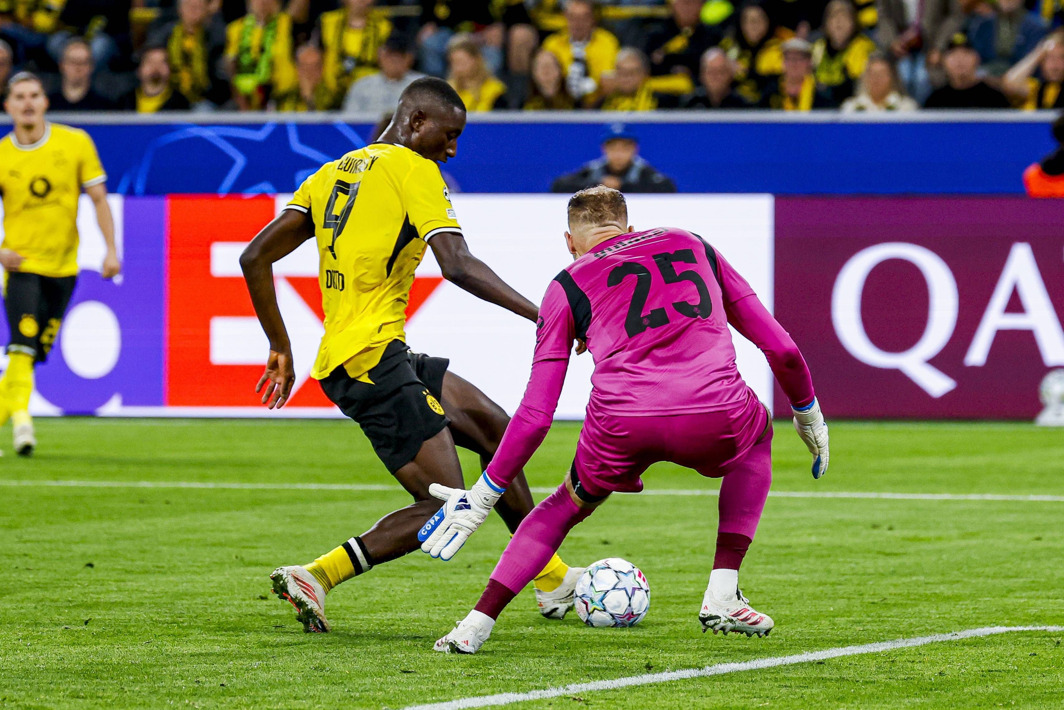 Serhou Guirassy gegen Keeper Peter Gulacsi.