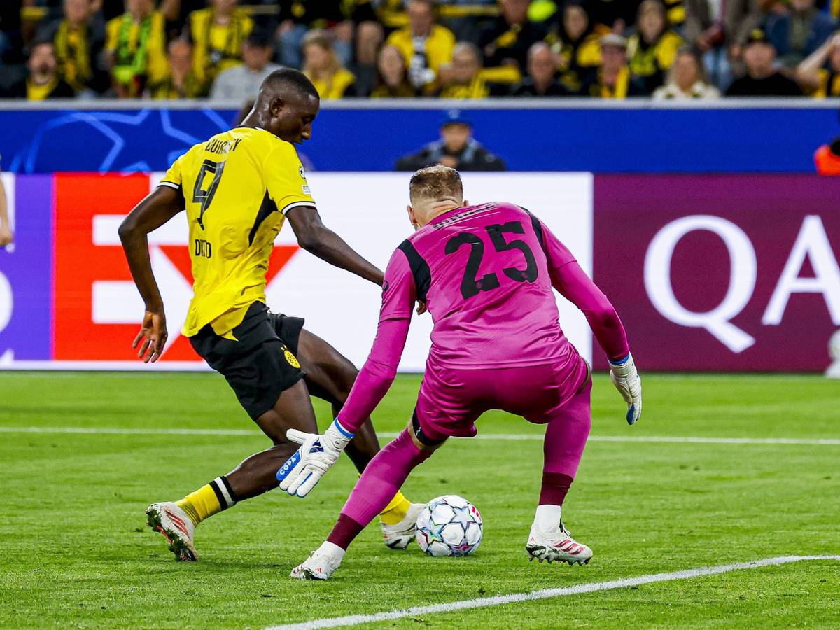 Serhou Guirassy gegen Keeper Peter Gulacsi.