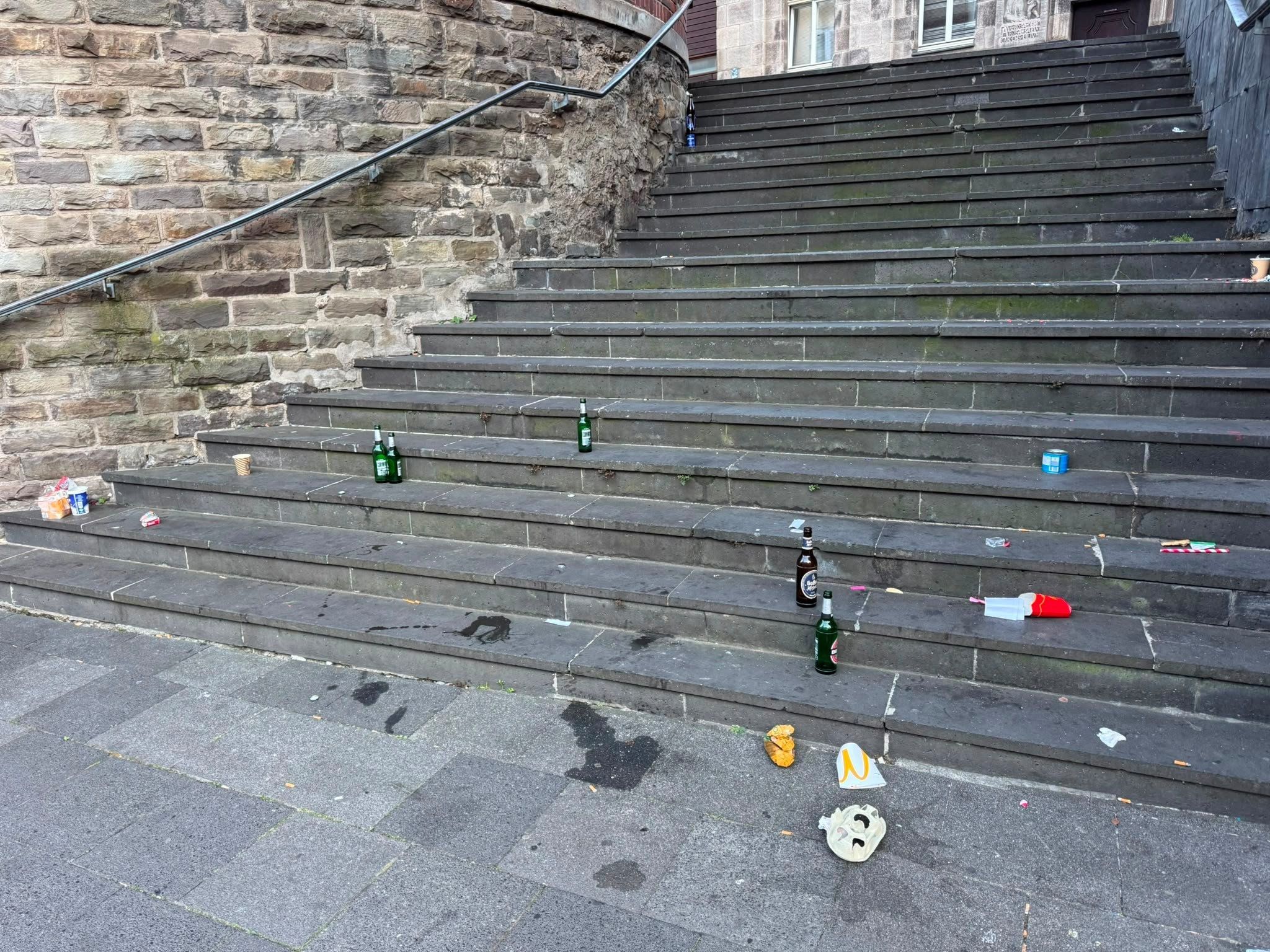 Müll auf öffentlicher Treppe