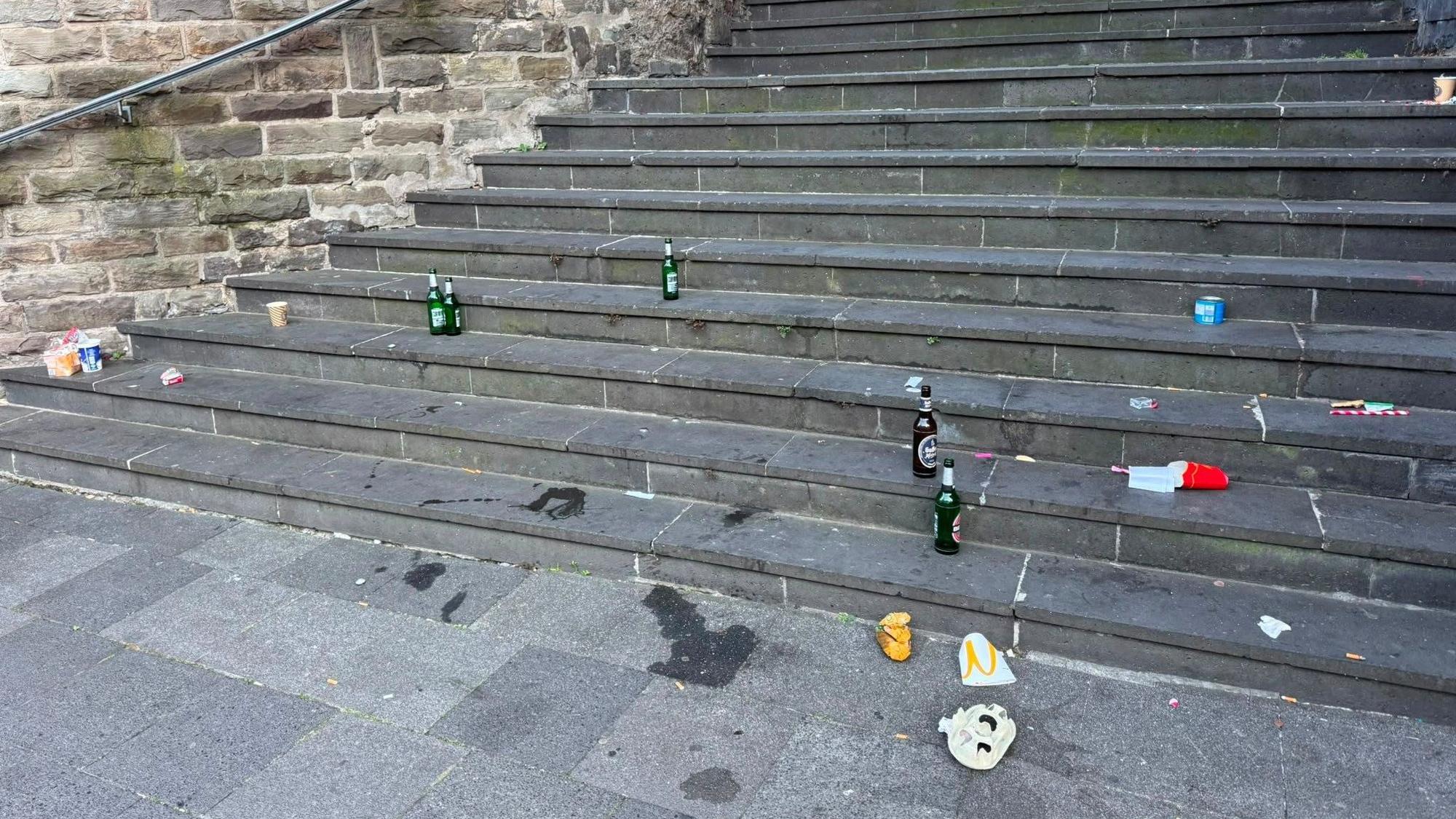 Müll auf öffentlicher Treppe