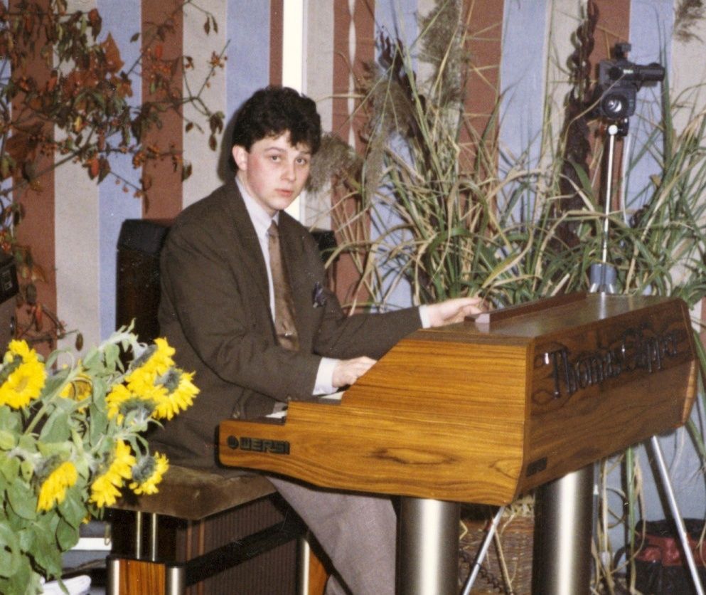 Thomas Cüpper als Junge an der Orgel.