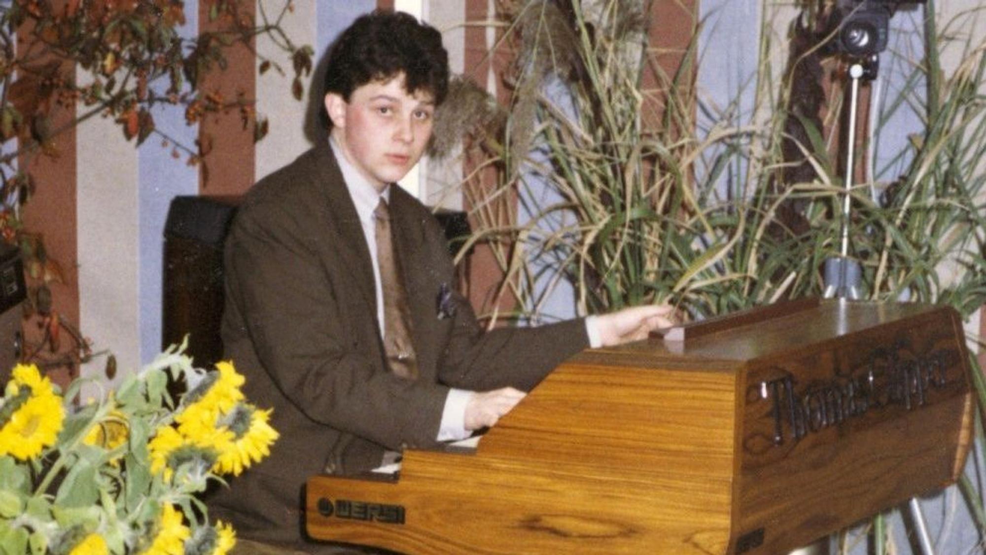 Thomas Cüpper als Junge an der Orgel.