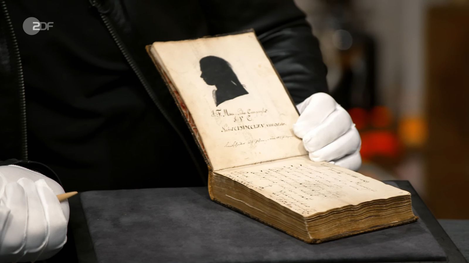 Für ein Freundschaftsbuch von 1784 erhofften sich Ulrike und Max aus Kronshagen 700 Euro. Deutschmanek war einverstanden. Vechtels letztes Gebot: 500. Kein Deal! Auch weil der Experte dem Paar geraten hatte, das Stück Zeitgeschichte solle in der Region bleiben. (Bild: ZDF)