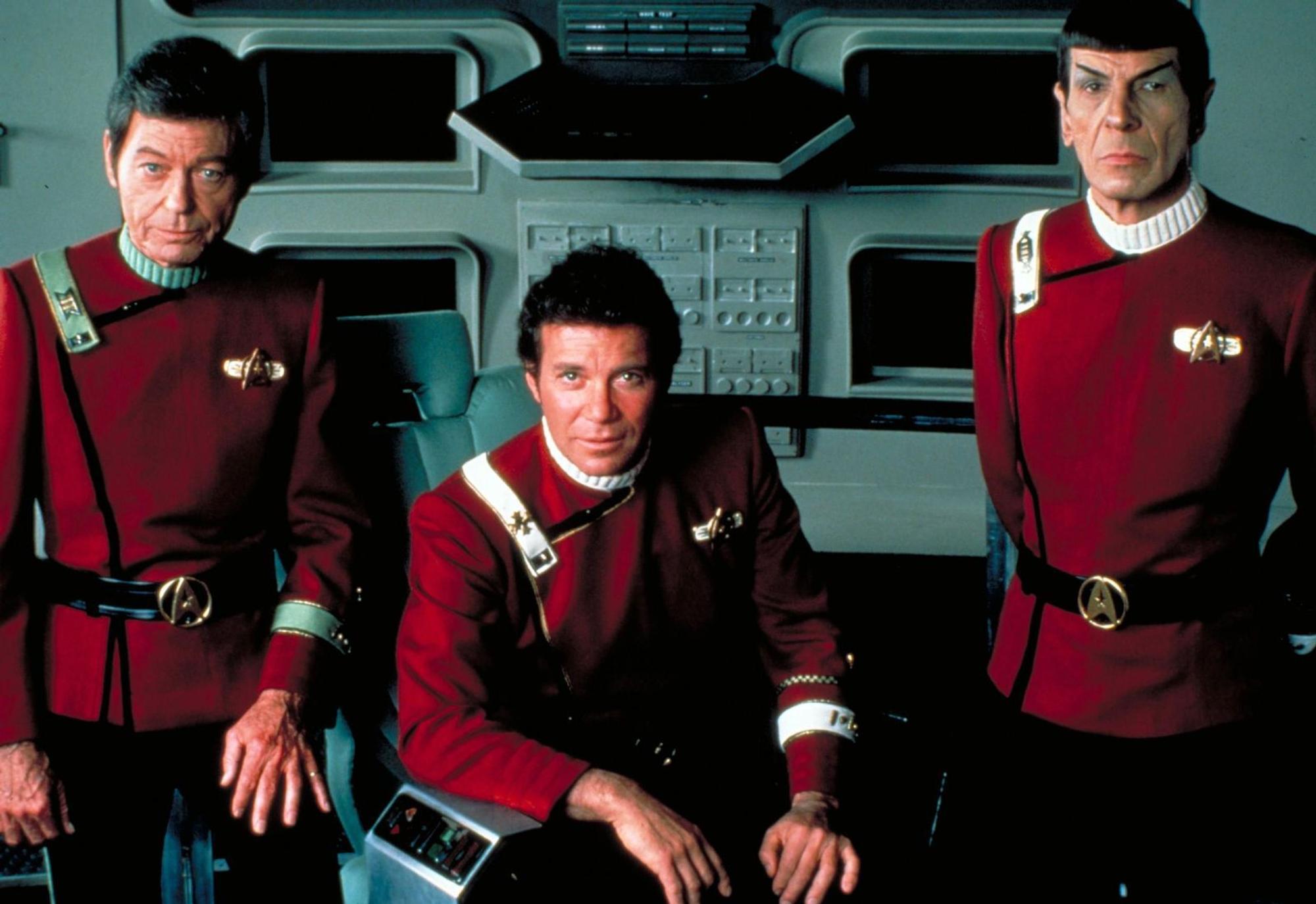 Kirk (William Shatner, Mitte), Spock (Leonard Nimoy, rechts) und McCoy (DeForest Kelley) überlegen, wie dem Khan Einhalt geboten werden kann. (Bild: Paramount Pictures)