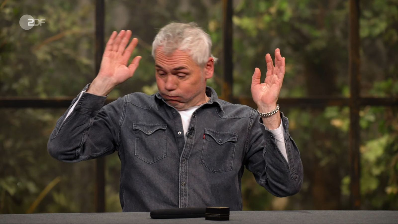 Mutter Simone stellte die Schatulle vor Christian Vechtel ab: „Ich habe euch bisschen was Glitzerndes mitgebracht.“ Der Händler öffnete und stellte pantomimisch dar, dass ihn das Glitzern blenden würde. (Bild: ZDF)