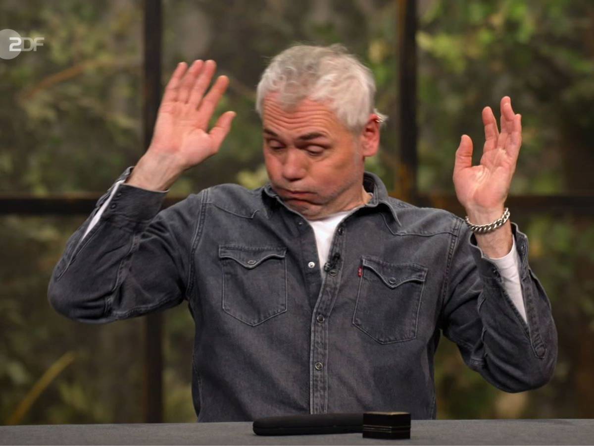 Mutter Simone stellte die Schatulle vor Christian Vechtel ab: „Ich habe euch bisschen was Glitzerndes mitgebracht.“ Der Händler öffnete und stellte pantomimisch dar, dass ihn das Glitzern blenden würde. (Bild: ZDF)