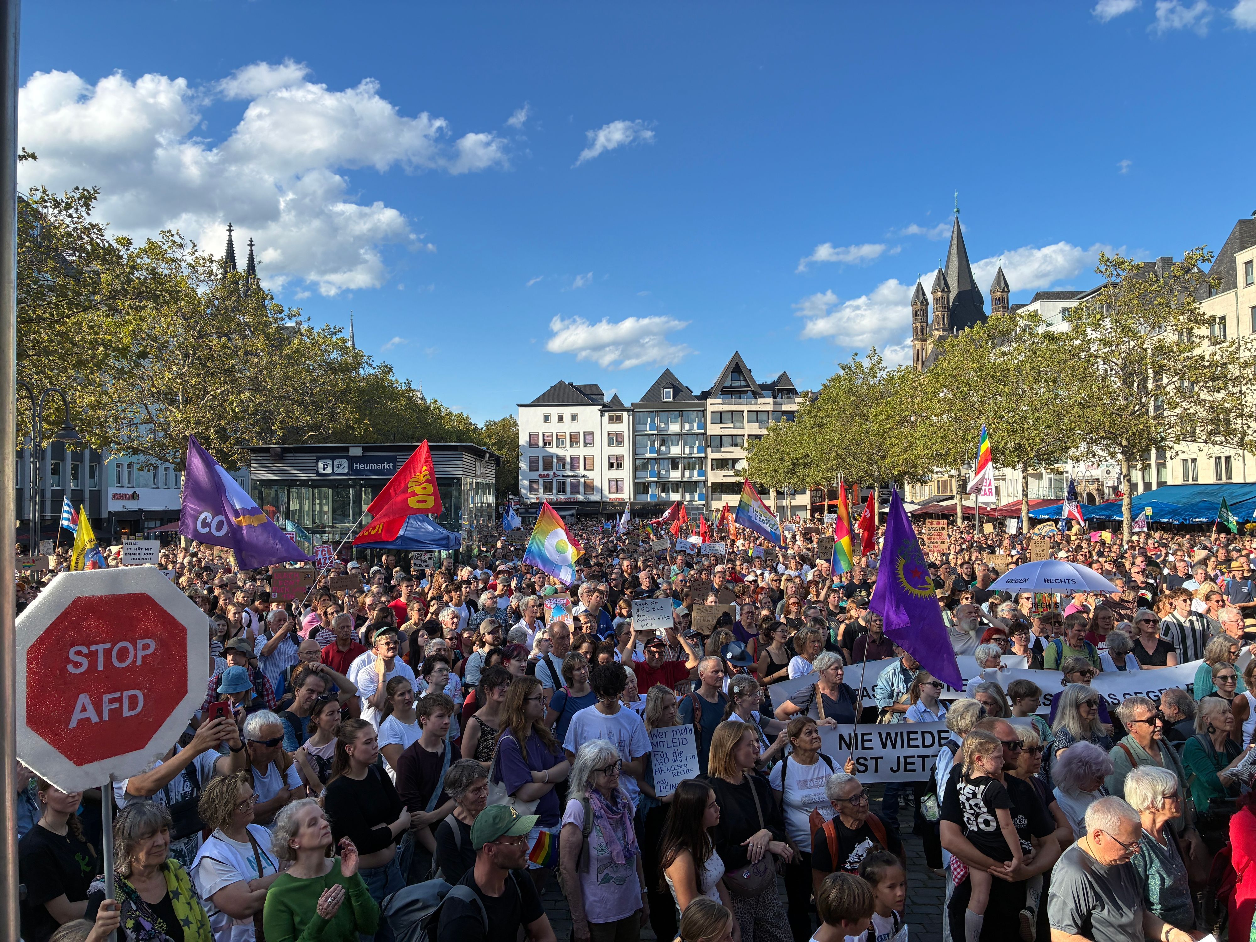 Auf dem Heumarkt haben sich zahlreiche versammelt um gegen die AfD zu protestieren.