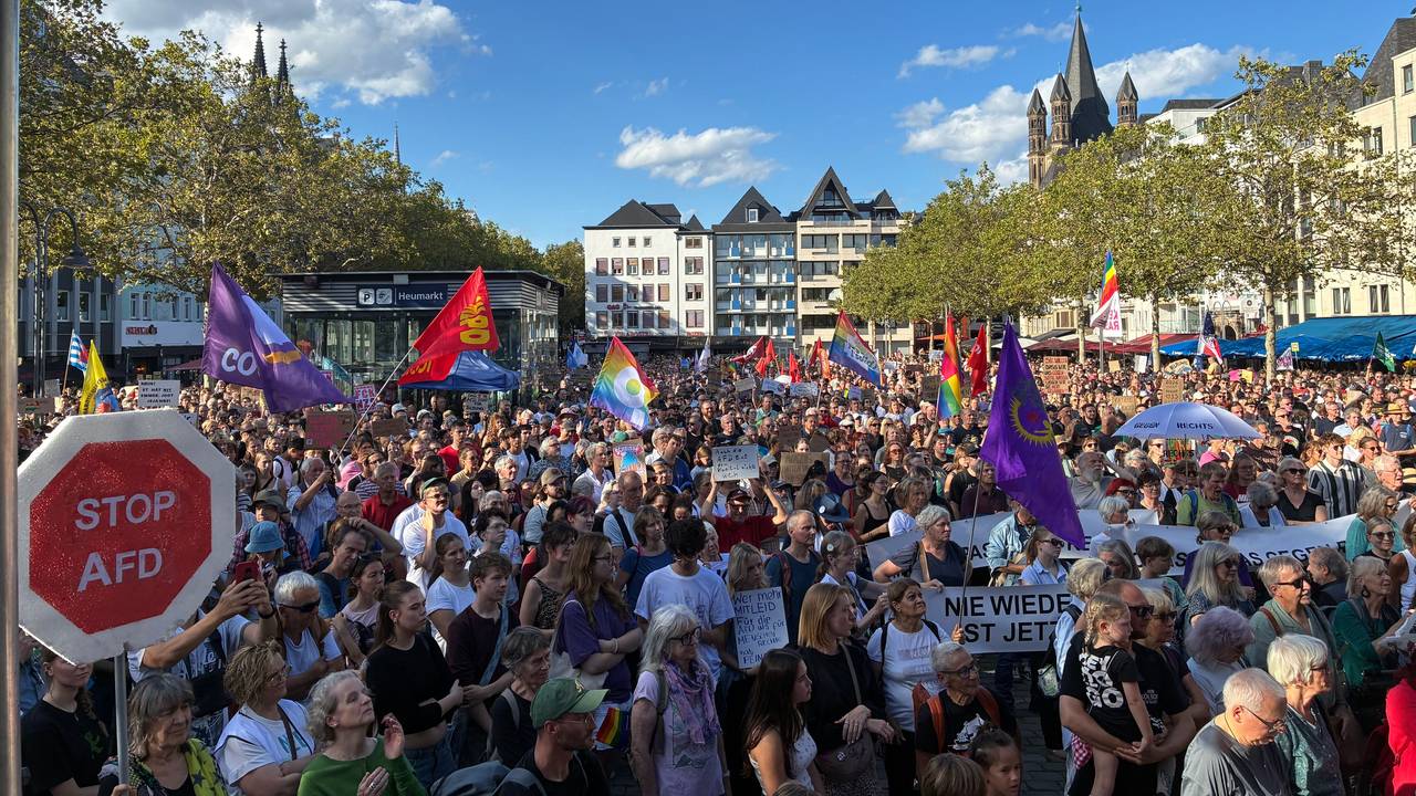 Auf dem Heumarkt haben sich zahlreiche versammelt um gegen die AfD zu protestieren.