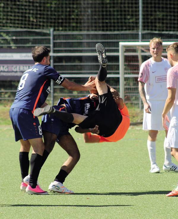 Ein Spieler wirft einen Schiedsrichter per Schulterwurf zu Boden.