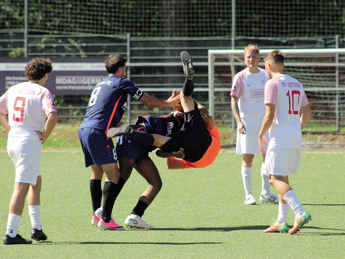 Ein Spieler wirft einen Schiedsrichter per Schulterwurf zu Boden.