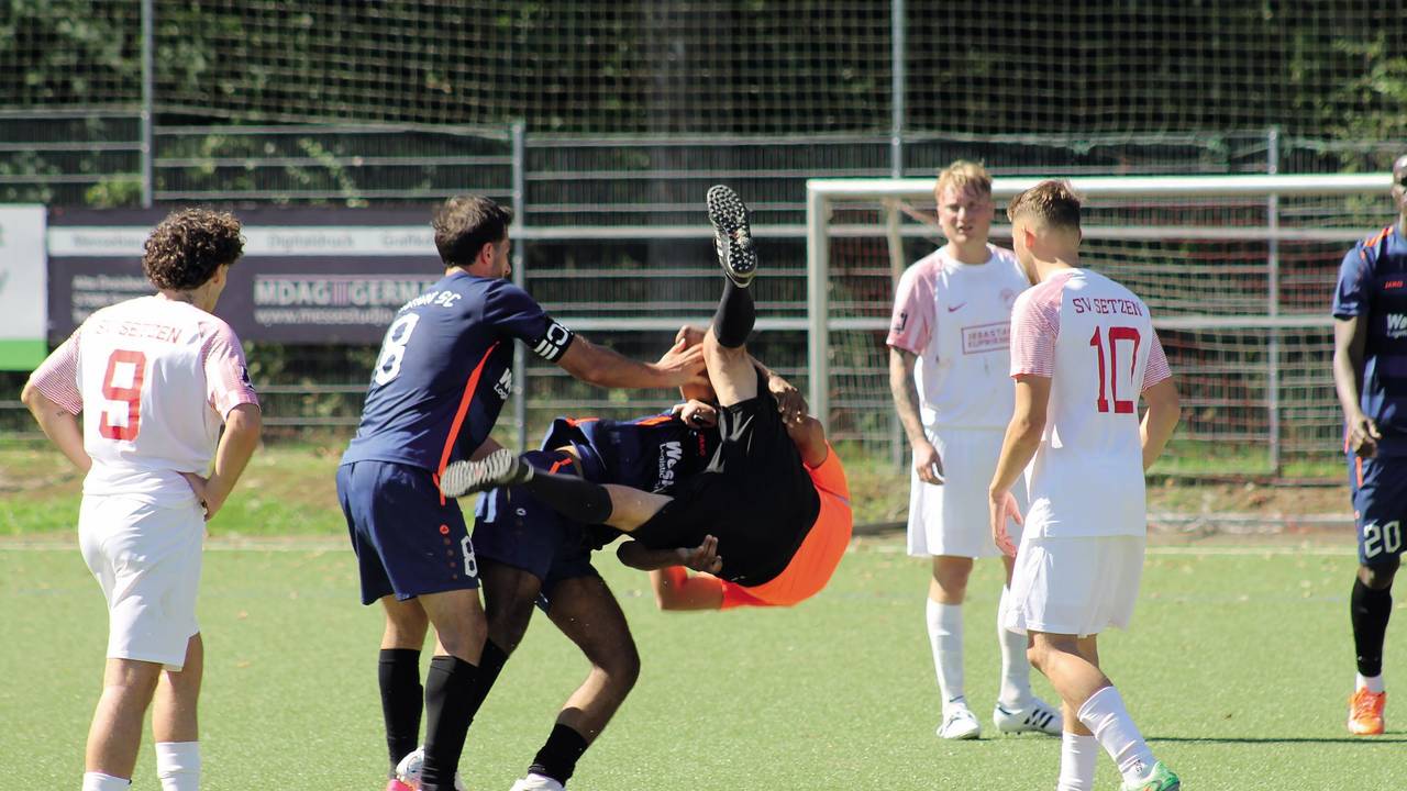 Ein Spieler wirft einen Schiedsrichter per Schulterwurf zu Boden.