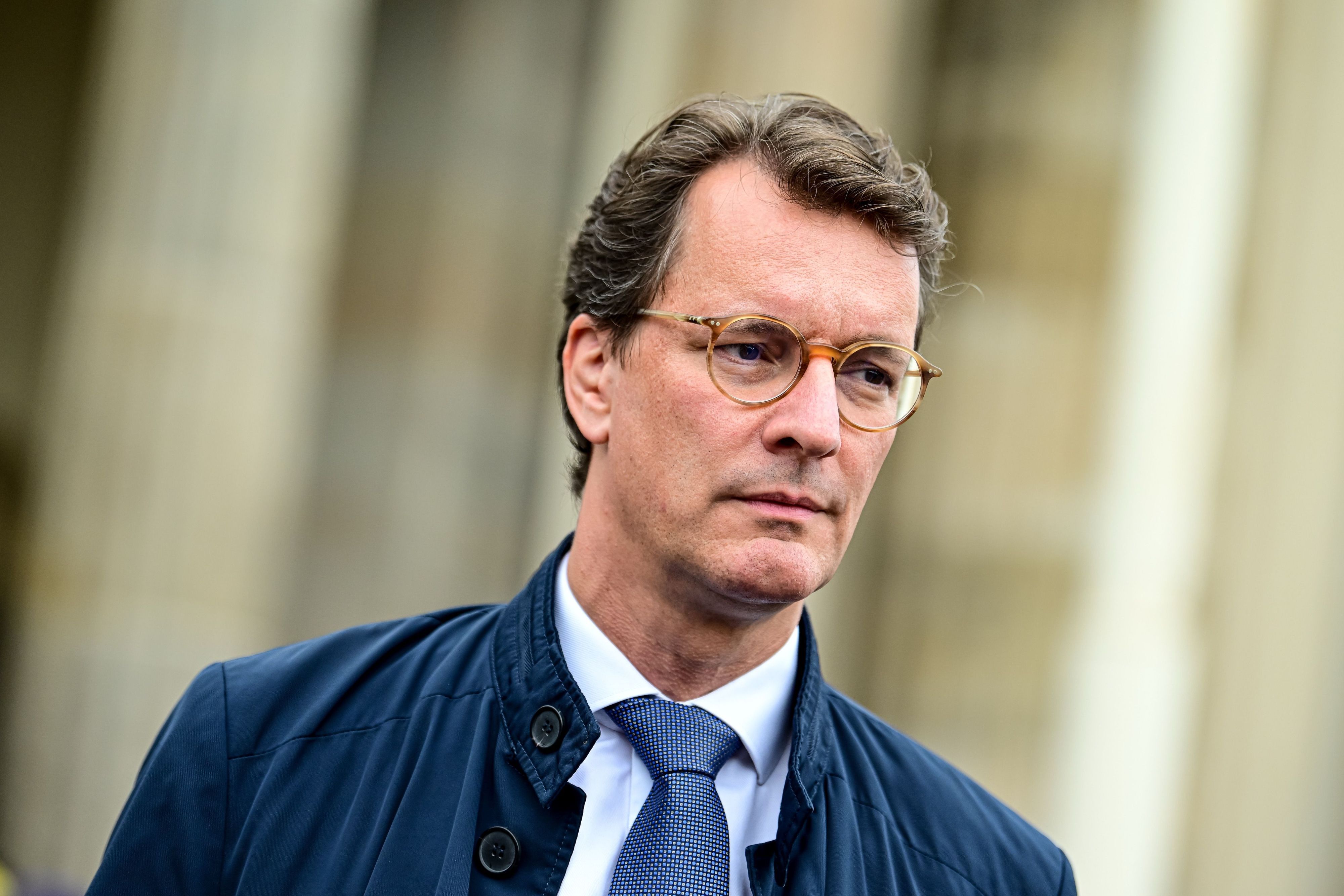 Hendrik Wüst (CDU), Ministerpräsident von Nordrhein-Westfalen, steht bei einem Wahlkampftermin der CDU-Berlin am Brandenburger Tor.