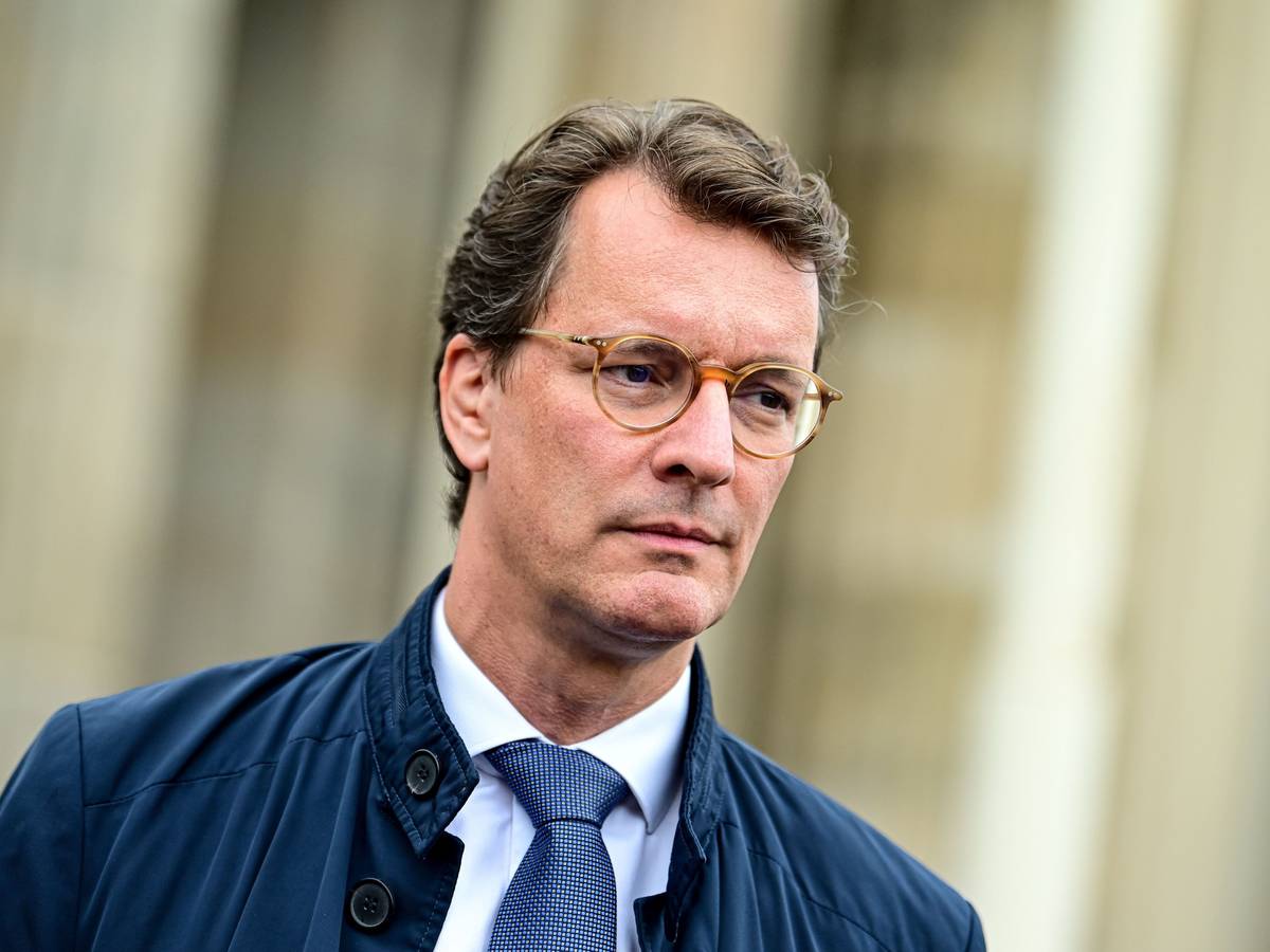 Hendrik Wüst (CDU), Ministerpräsident von Nordrhein-Westfalen, steht bei einem Wahlkampftermin der CDU-Berlin am Brandenburger Tor.