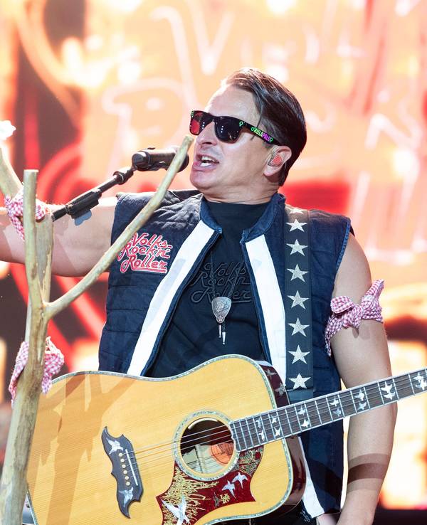 Andreas Gabalier bei einem Bühnenauftritt.