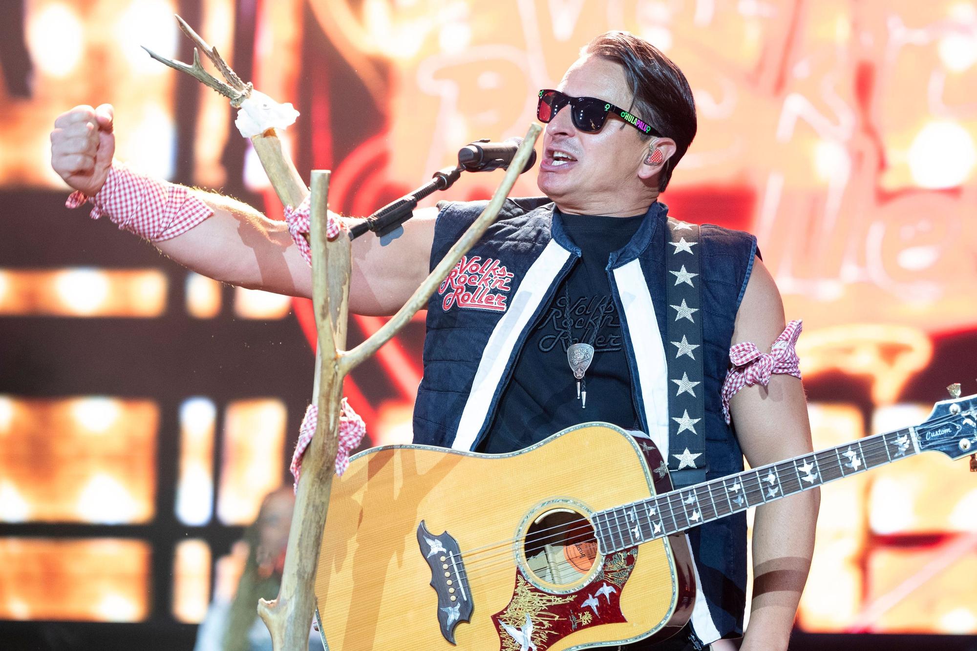 Andreas Gabalier bei einem Bühnenauftritt.