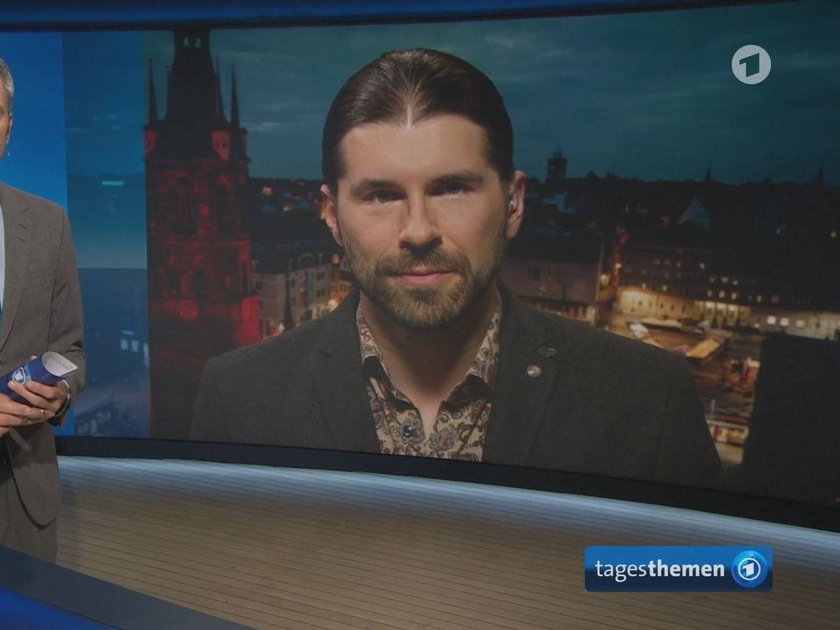Ingo Zamperoni sprach in den ARD-“Tagesthemen“ mit dem YouTuber Alexander Prinz über den Wahlausgang in Sachsen-Anhalt. (Bild: ARD / NDR)