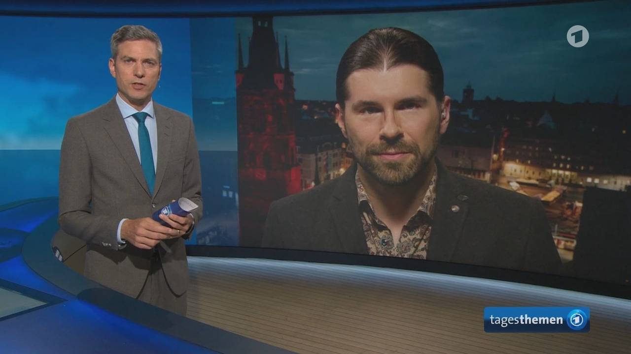 Ingo Zamperoni sprach in den ARD-“Tagesthemen“ mit dem YouTuber Alexander Prinz über den Wahlausgang in Sachsen-Anhalt. (Bild: ARD / NDR)