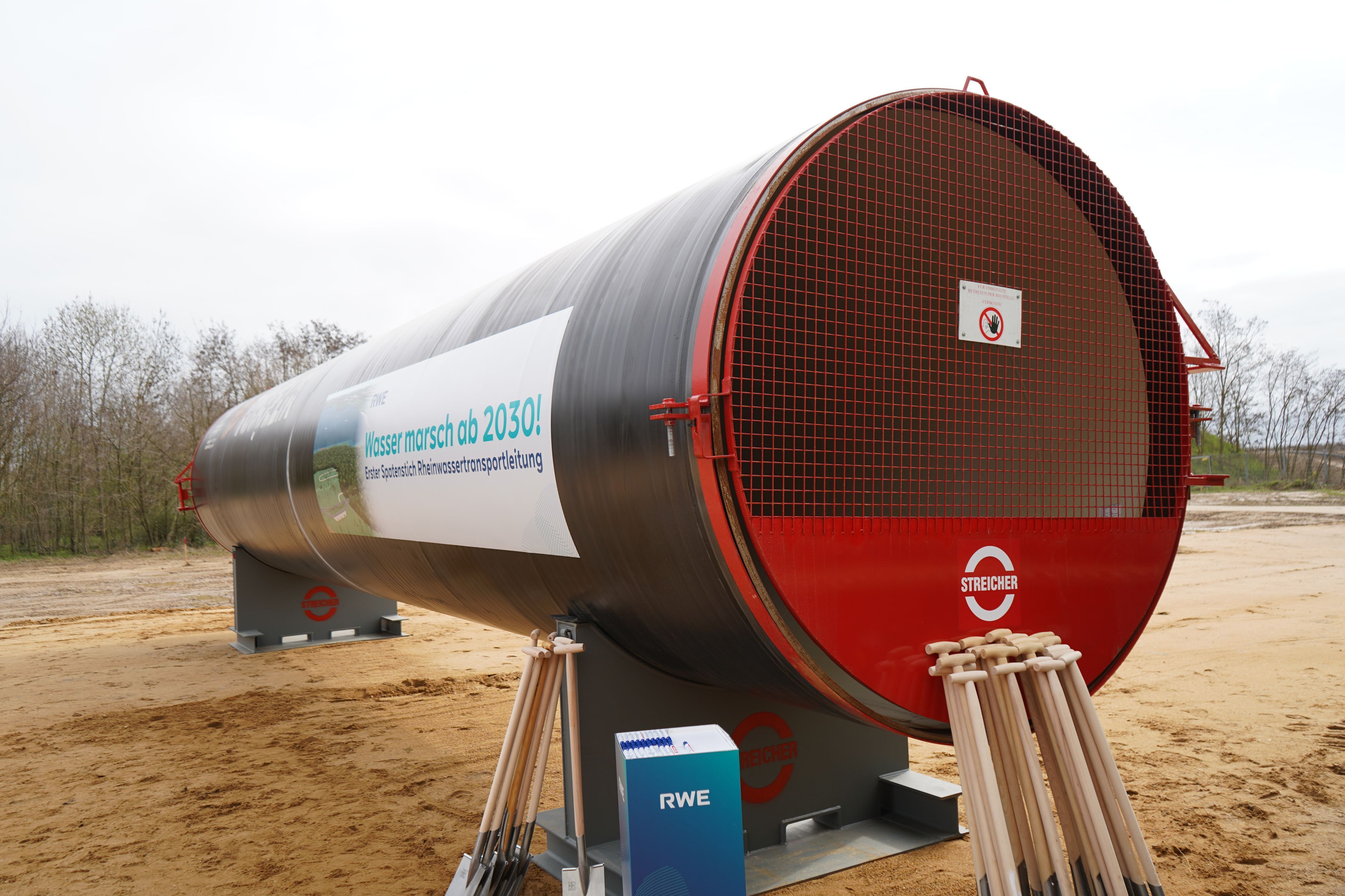 Die Leitung, die das Wasser aus dem Rhein in den Tagebau transportiert, wird aus Rohren mit Durchmessern von 2,20 und 1,40 Metern bestehen.