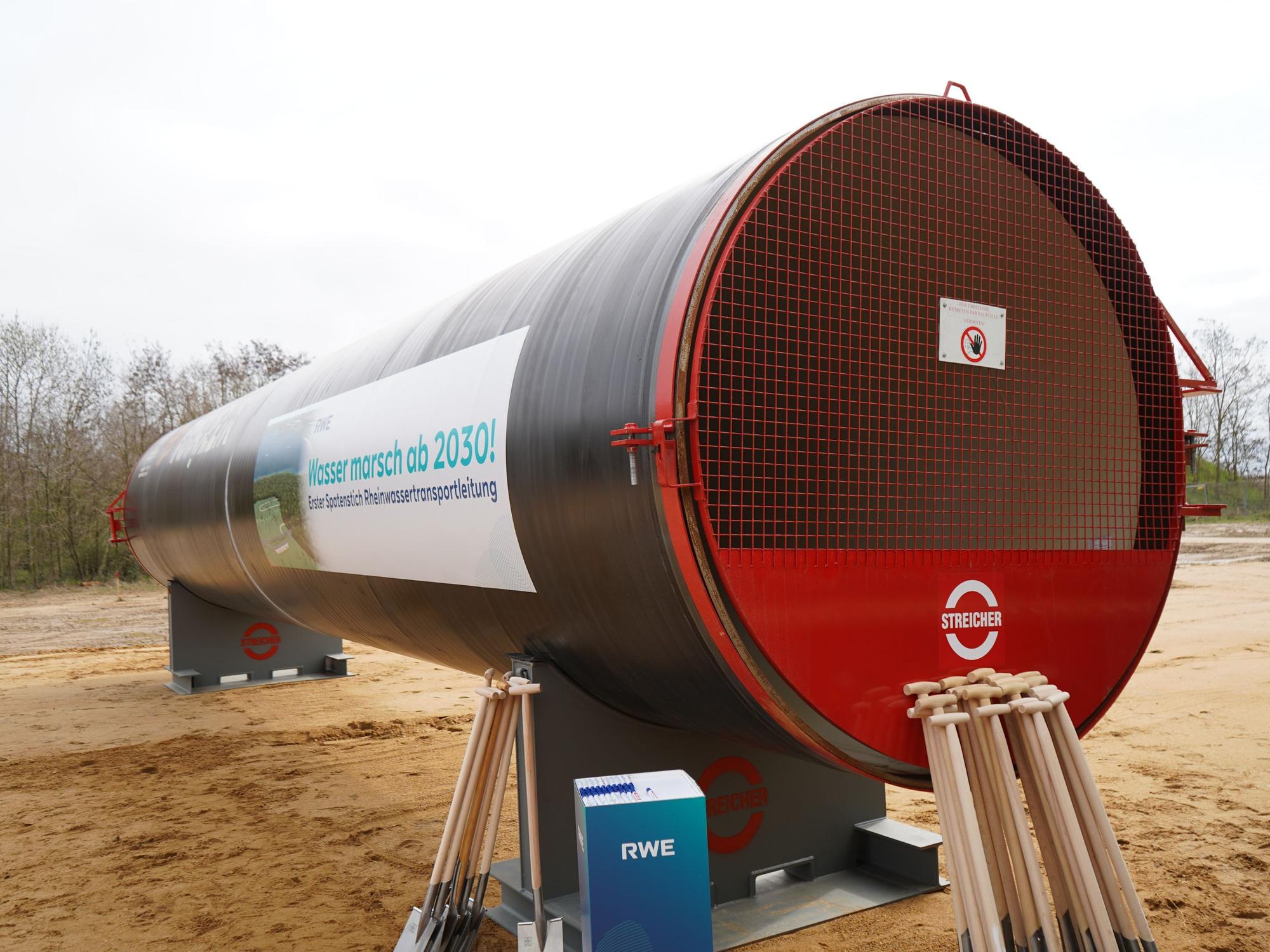 Die Leitung, die das Wasser aus dem Rhein in den Tagebau transportiert, wird aus Rohren mit Durchmessern von 2,20 und 1,40 Metern bestehen.