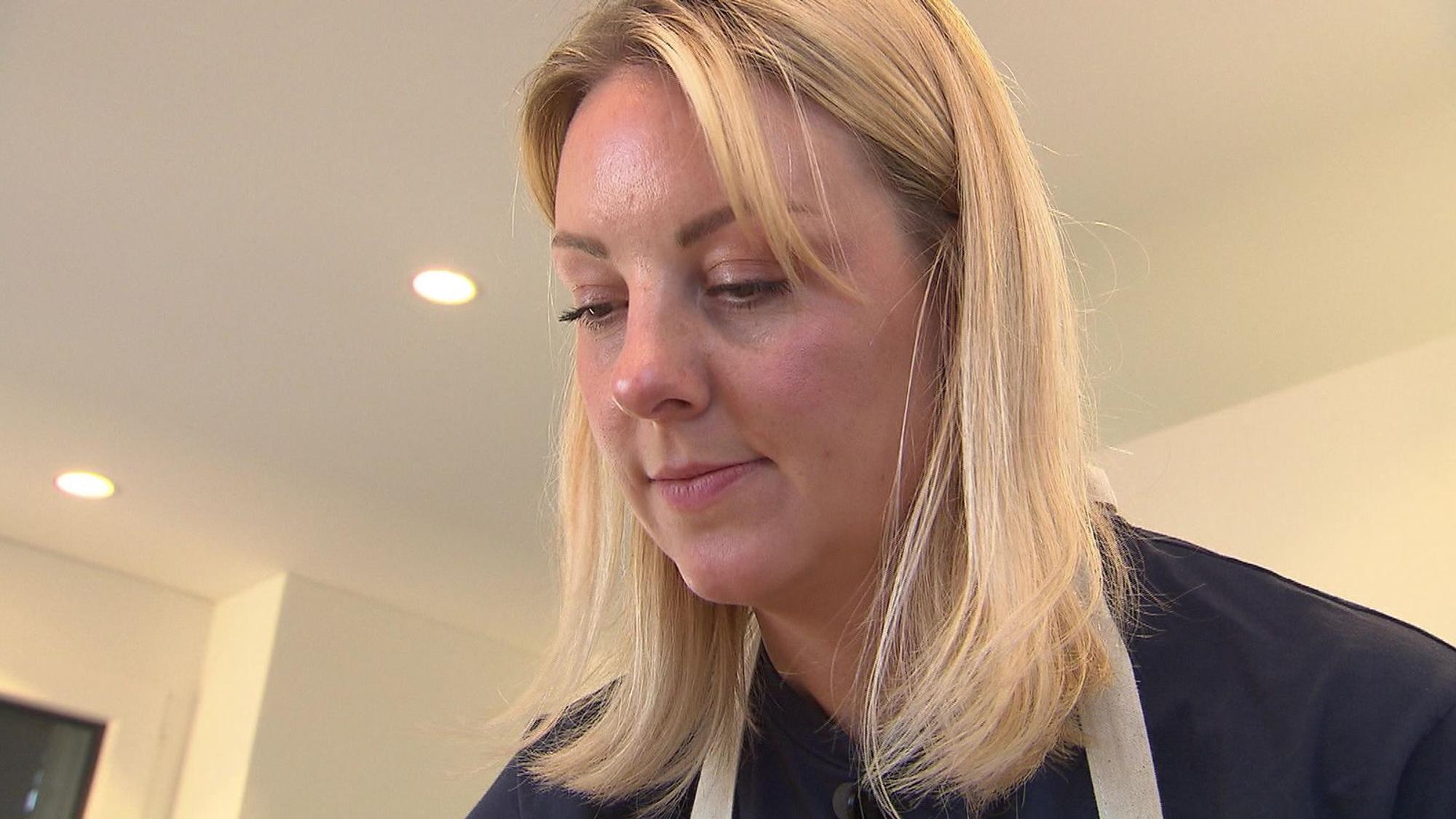 Konzentriert bereitet Michelle ihr Dinner zu - auch wenn nicht alles rund läuft.
(Bild: RTL)