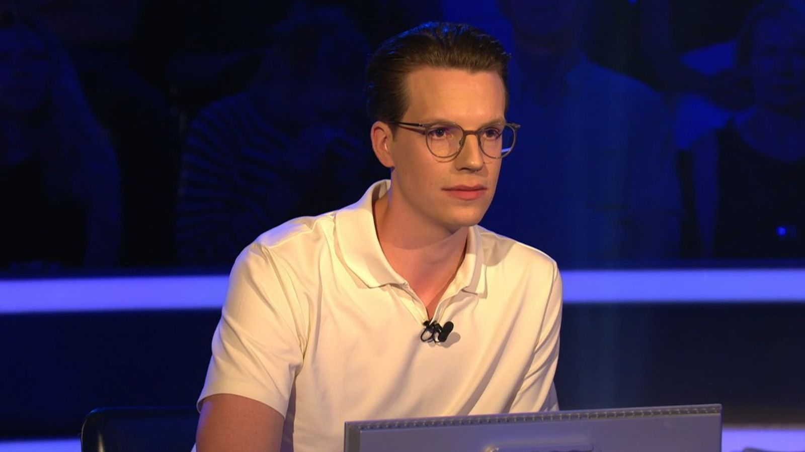 Der italienische Brauch, an Silvester rote Unterwäsche für Glück, Liebe und Erfolg zu tragen, war Michael Polit unbekannt. Er fragte das Publikum um Hilfe. (Bild: RTL)