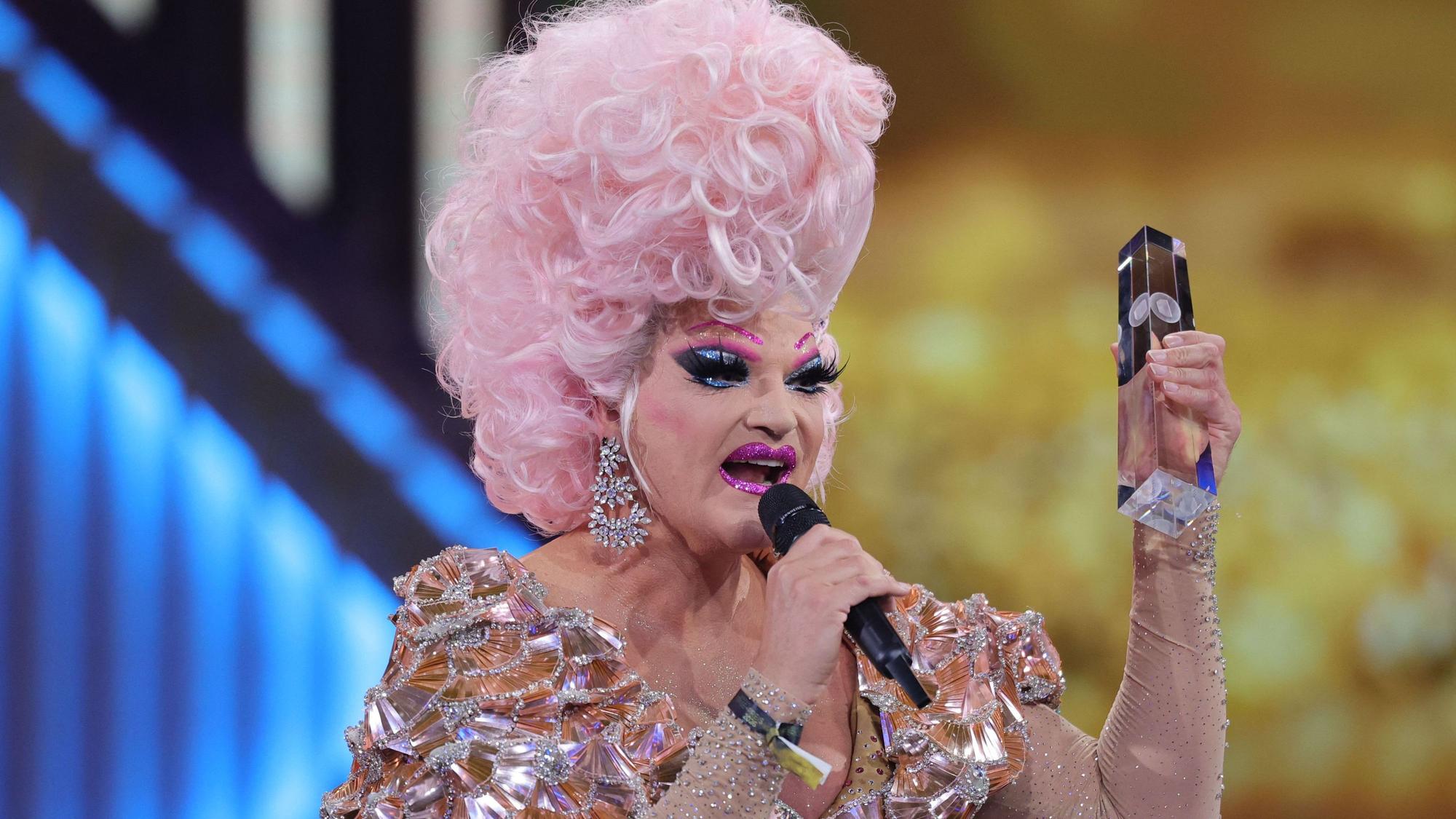 Olivia Jones, Dragqueen, freut sich bei der Verleihung des Deutschen Fernsehpreises im Confex über ihre Auszeichnung.