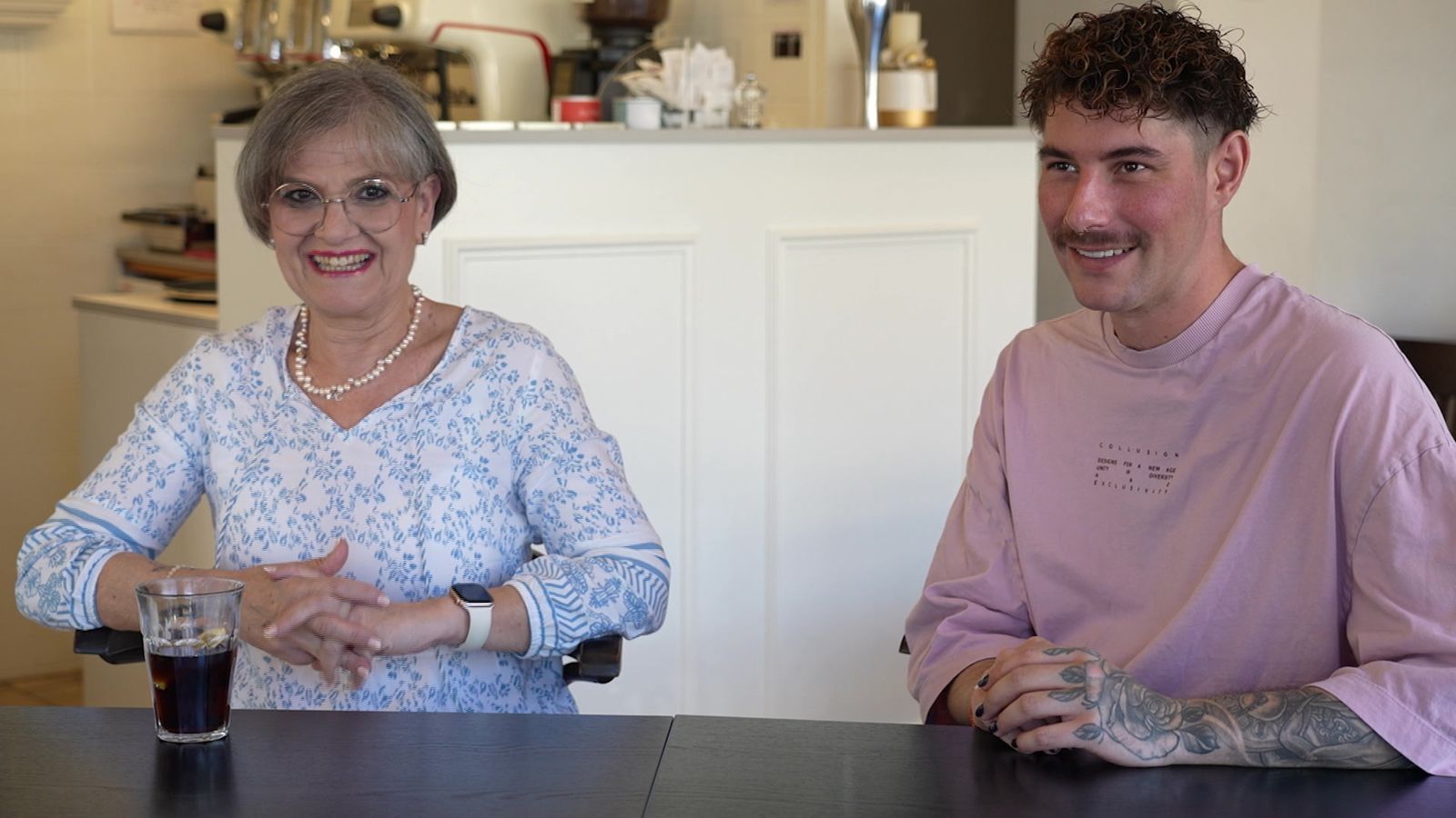 Elena und Kilian wundern sich, dass es zum dritten Mal Ravioli und geschmorte Bäckchen gibt.
 (Bild: RTL)