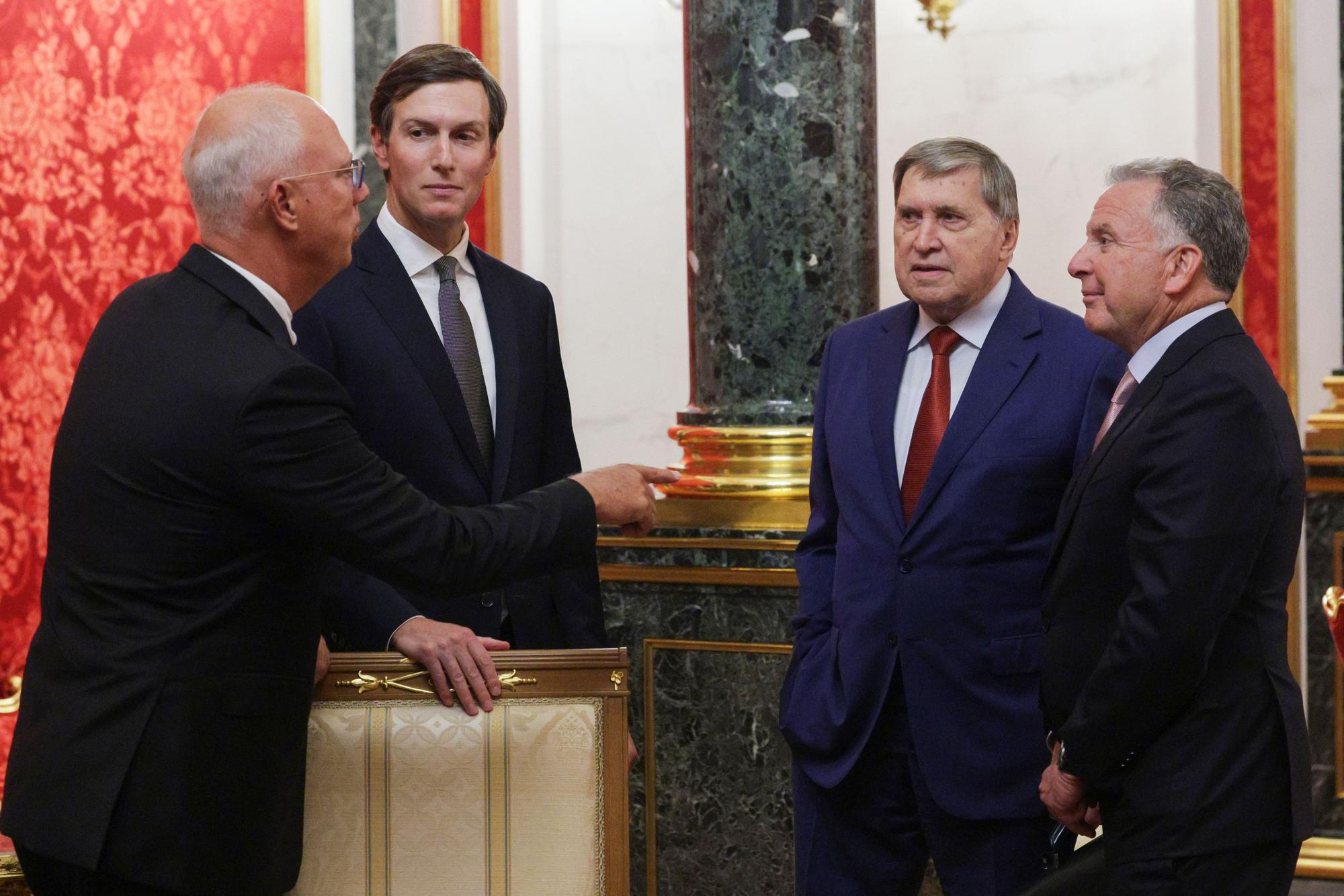 Den Sondergesandten des russischen Präsidenten, Kirill Dmitrijew (links), im Gespräch mit den Gesandten von US-Präsident Trump, Steve Witkoff (r.) und Jared Kushner (2.v.l) sowie dem außenpolitischen Berater des Kremls, Juri Uschakow (2.v.r).