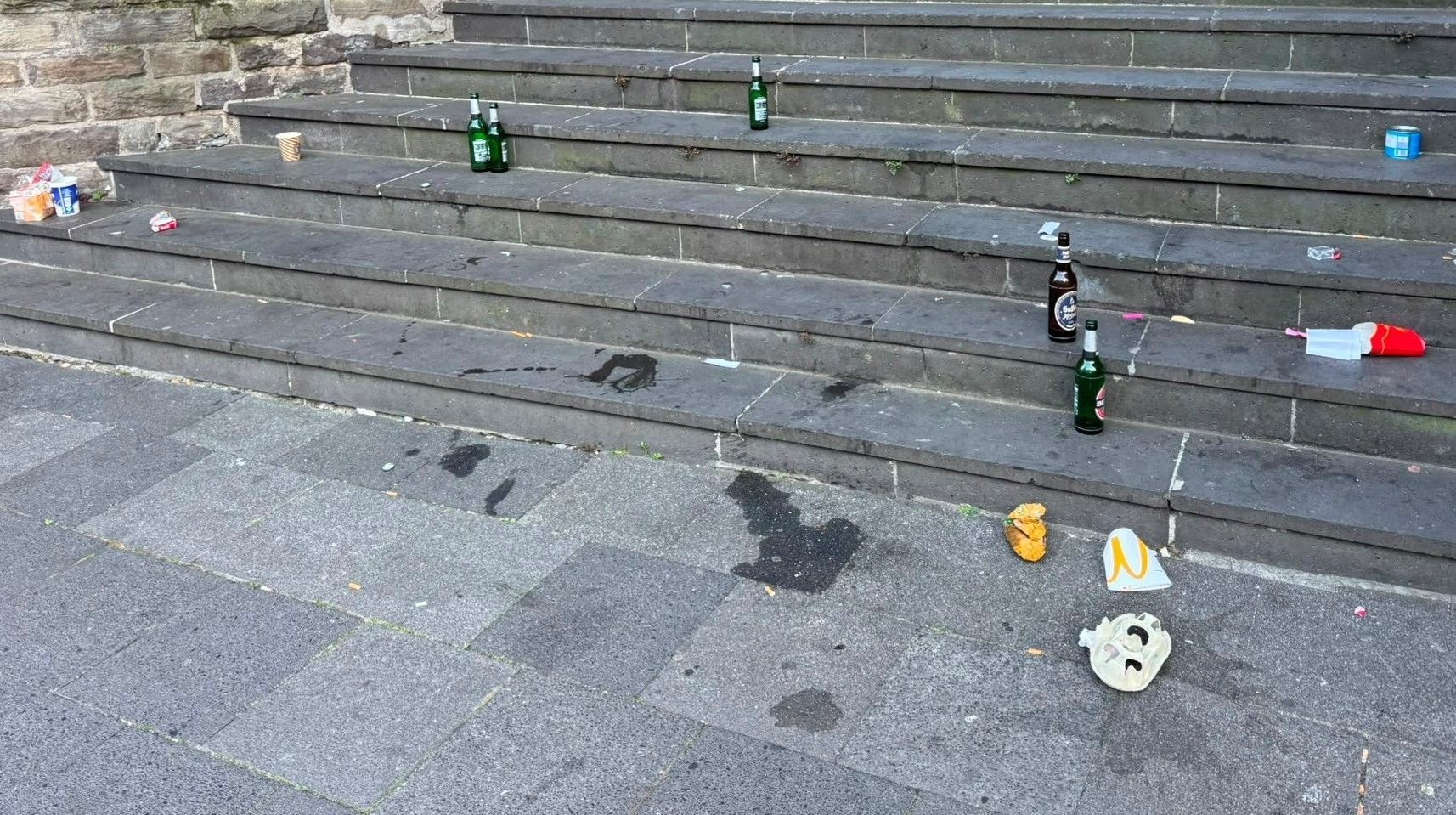 Seit Monaten geht das so: ein mittlerweile gewohntes Bild von der Treppe an der Komödienstraße.