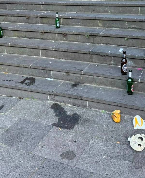 Seit Monaten geht das so: ein mittlerweile gewohntes Bild von der Treppe an der Komödienstraße.