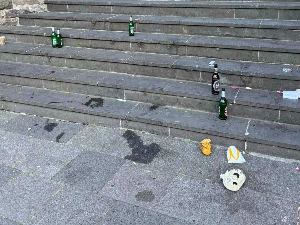 Seit Monaten geht das so: ein mittlerweile gewohntes Bild von der Treppe an der Komödienstraße.