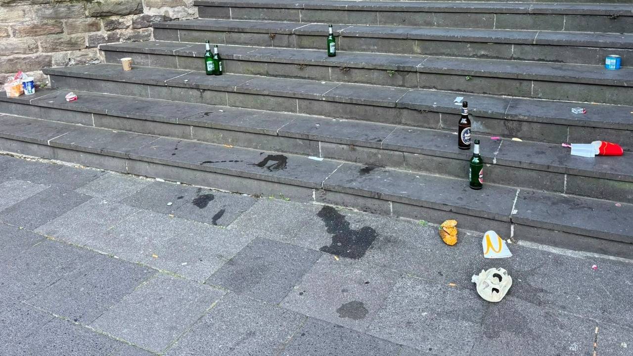 Seit Monaten geht das so: ein mittlerweile gewohntes Bild von der Treppe an der Komödienstraße.