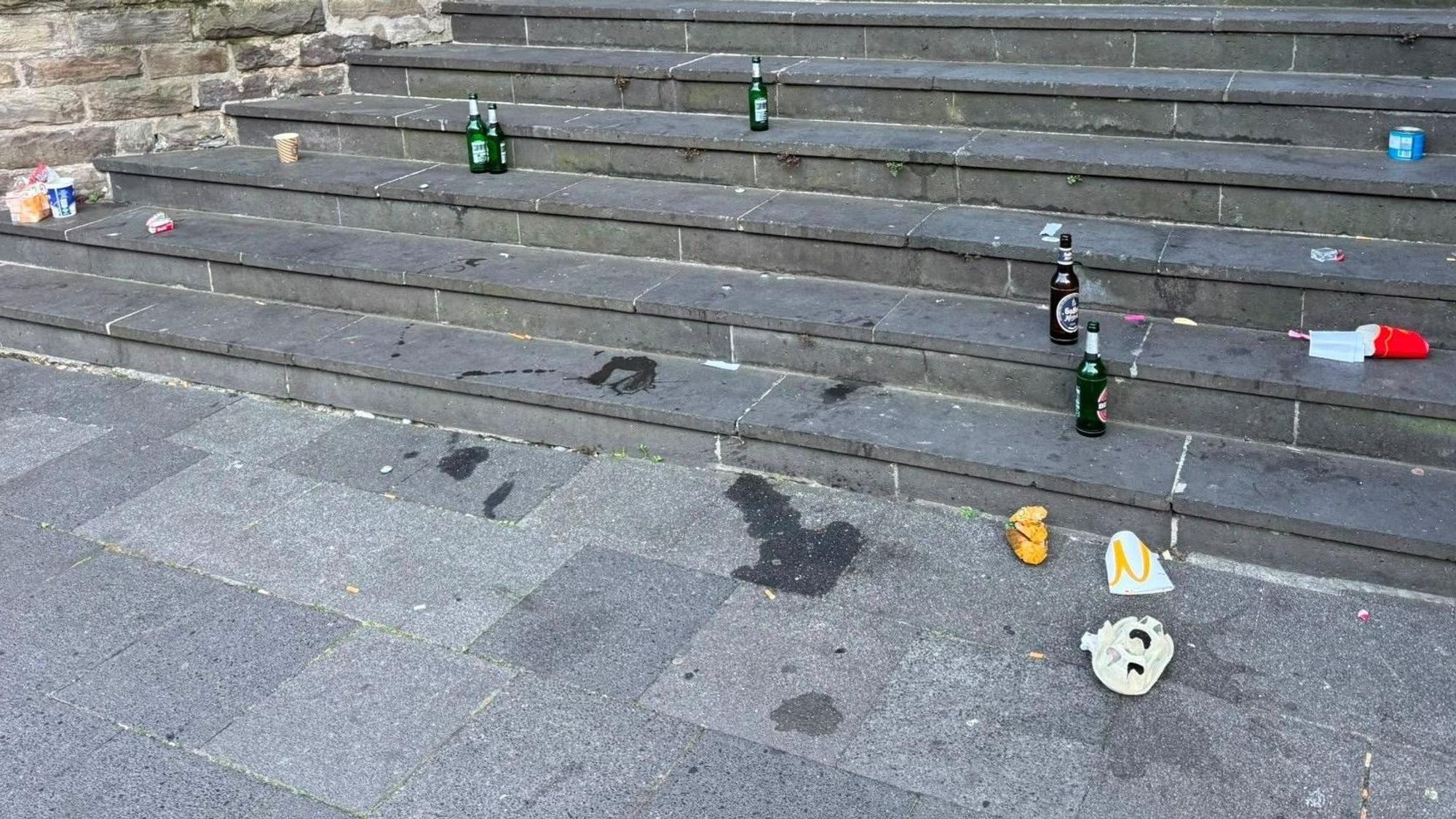 Seit Monaten geht das so: ein mittlerweile gewohntes Bild von der Treppe an der Komödienstraße.