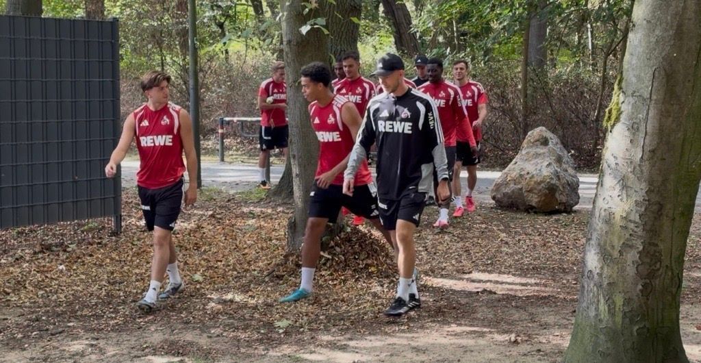 Die Spieler des 1. FC Köln gehen zum Franz-Kremer-Stadion.