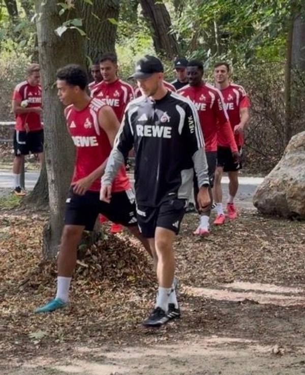 Die Spieler des 1. FC Köln gehen zum Franz-Kremer-Stadion.
