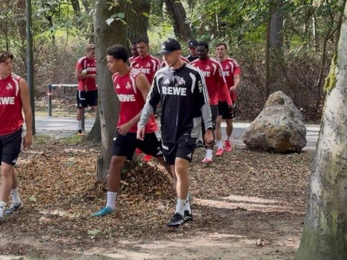 Die Spieler des 1. FC Köln gehen zum Franz-Kremer-Stadion.