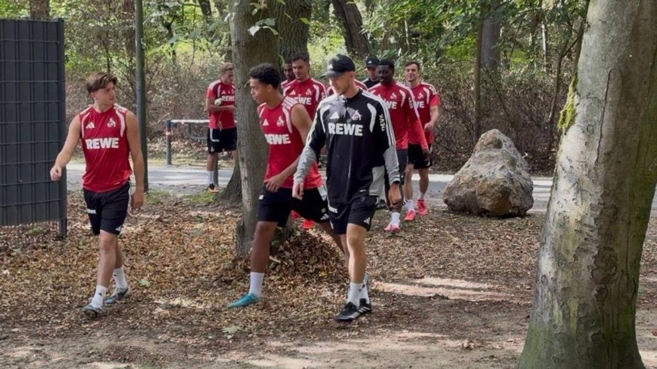 Die Spieler des 1. FC Köln gehen zum Franz-Kremer-Stadion.