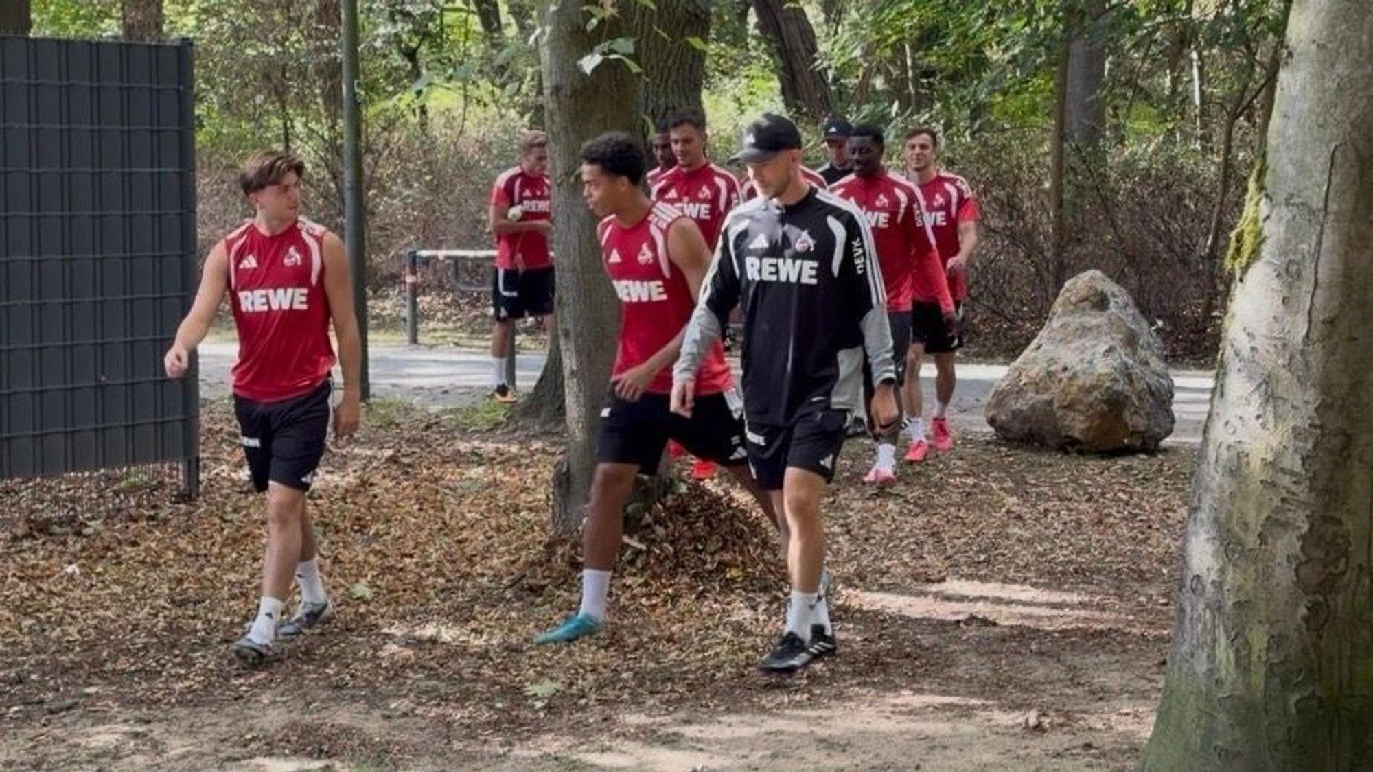 Die Spieler des 1. FC Köln gehen zum Franz-Kremer-Stadion.