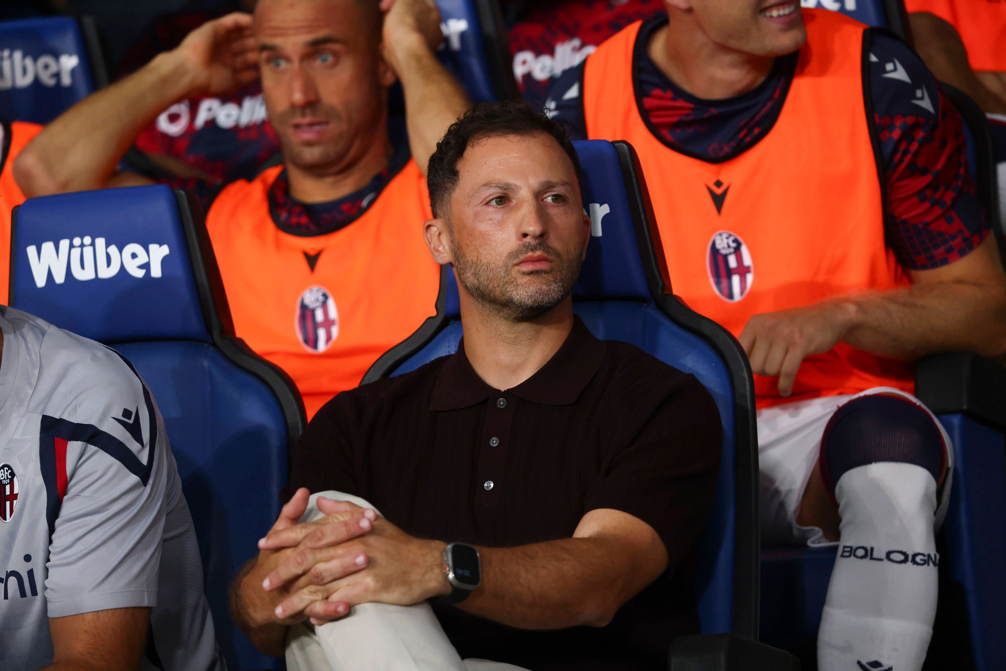 Bologna-Trainer Domenico Tedesco sitzt auf der Bank.